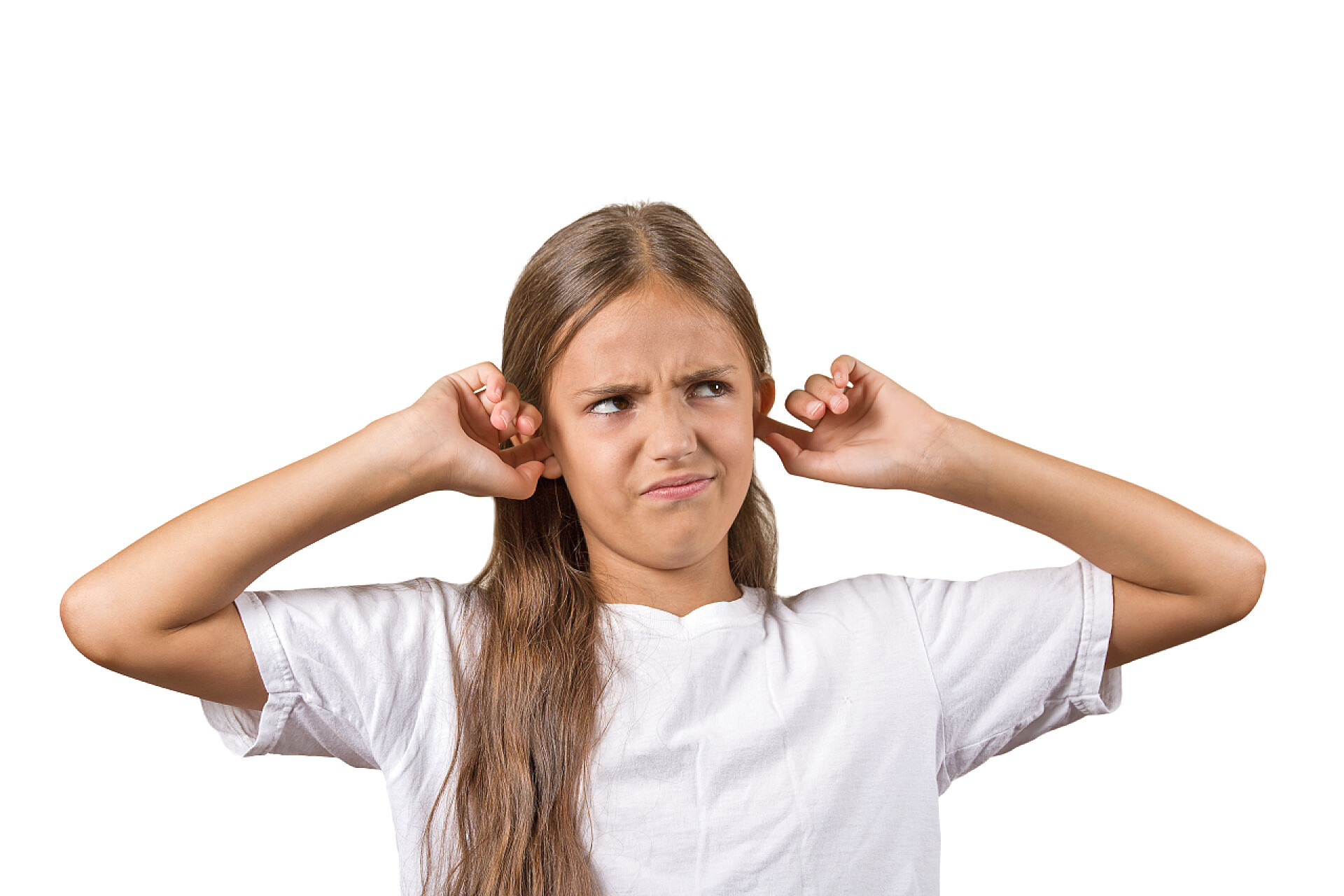 白色背景上的捂着耳朵不开心的女孩不幸少女捂着耳朵