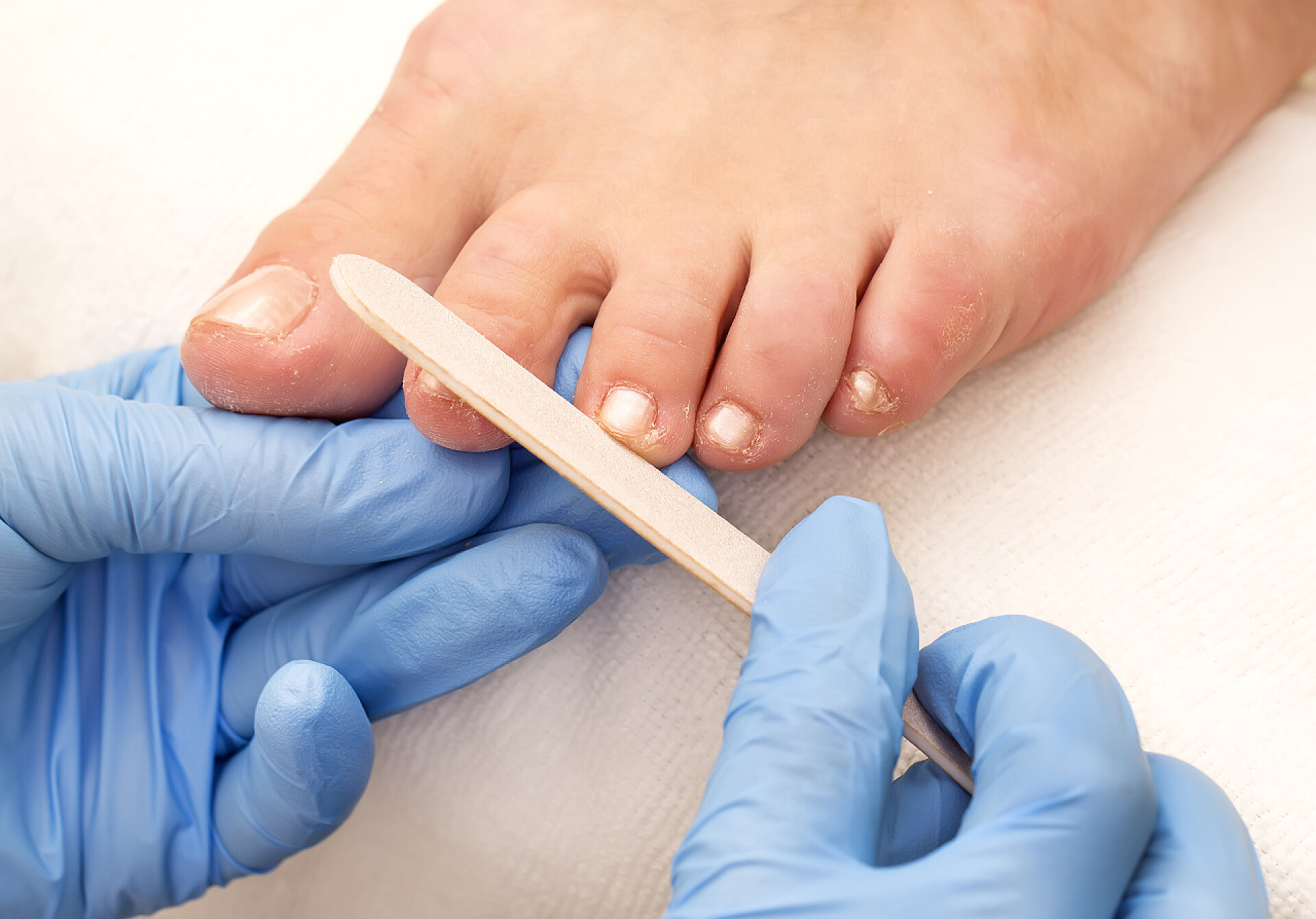 院的医生在修脚