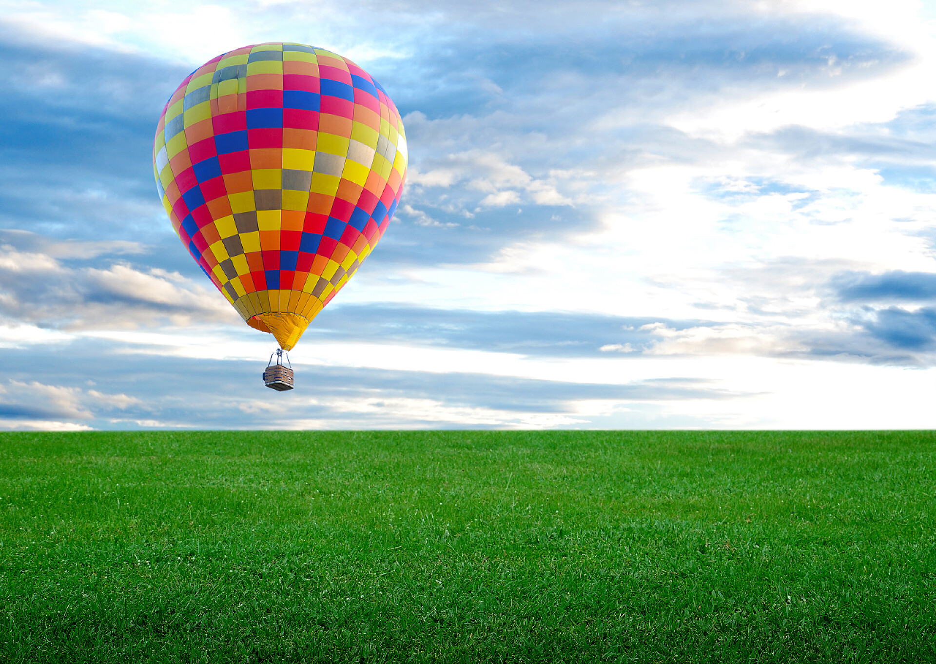 彩色热气球与美丽的蓝色天空与美丽的蓝色天空和云的彩色热气球