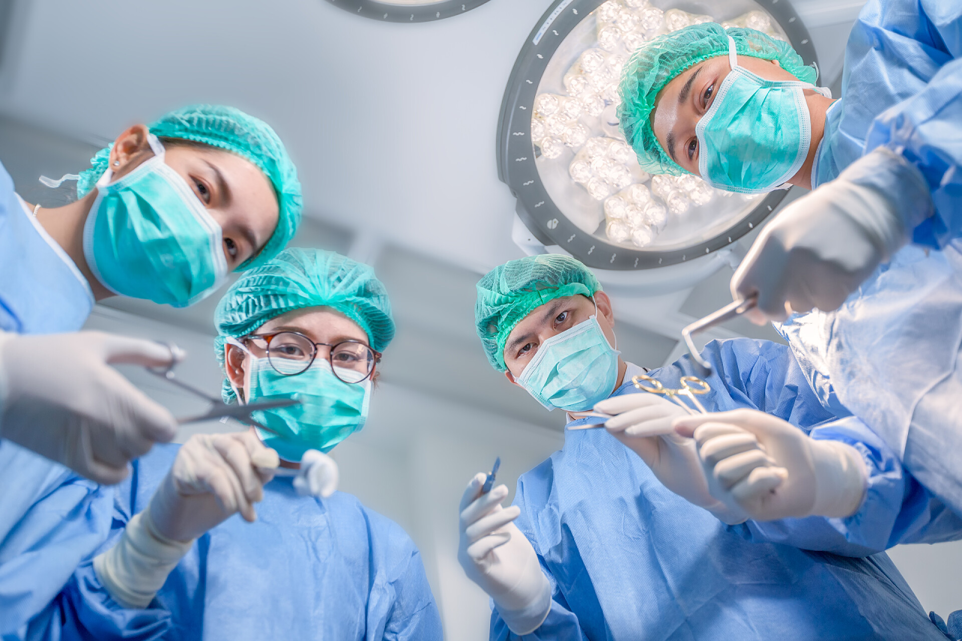 手术室的医生和外科手术团队在手术室工作的外科小组