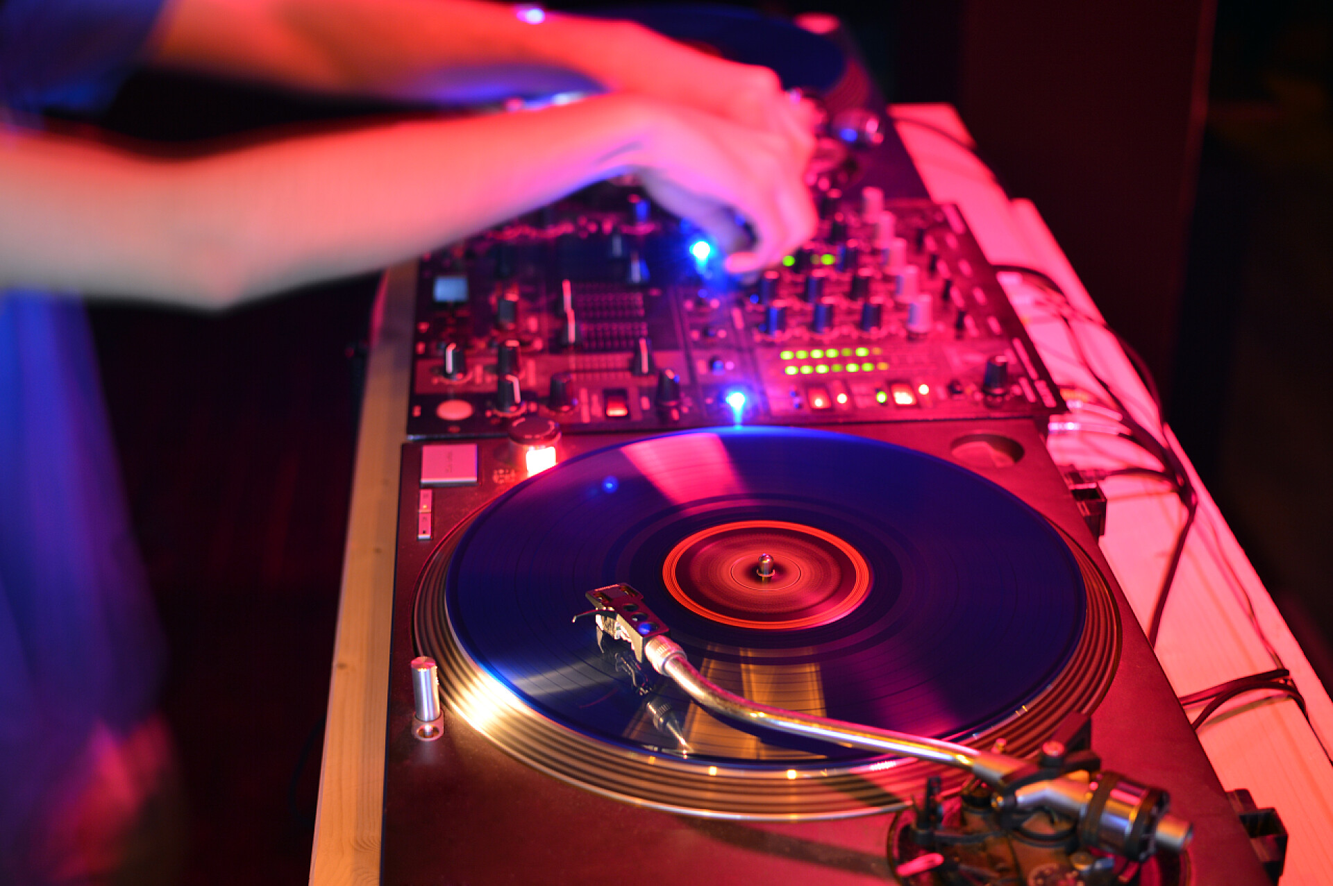 DJ操作手在播放音乐Dj 在转盘上玩