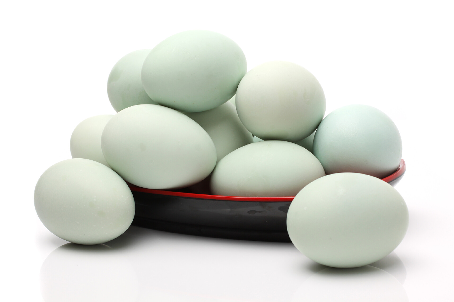 一盘装不满的鸭蛋saltade anka ägg咸的鸭蛋