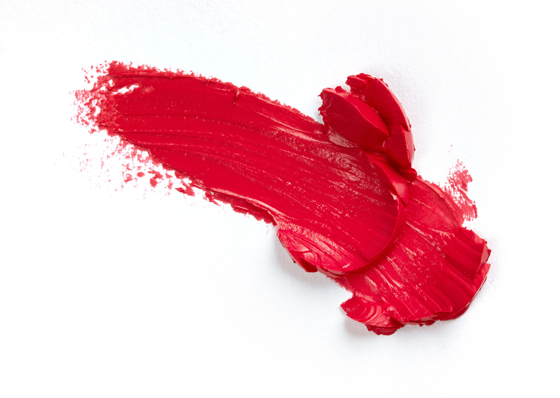 口红涂抹在画纸上弄脏的红色唇膏