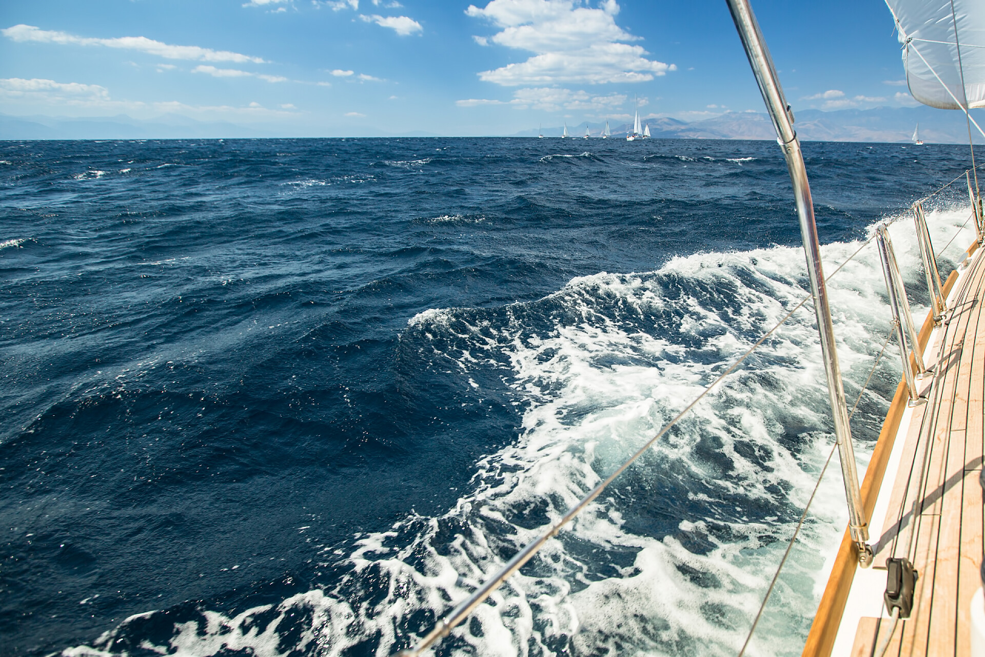 翻滚大海上的一只船帆船在帆船比赛中