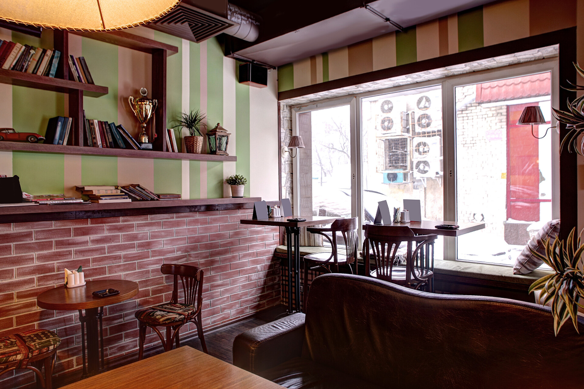 木质的欧式咖啡厅欧洲的餐厅，在明亮的颜色