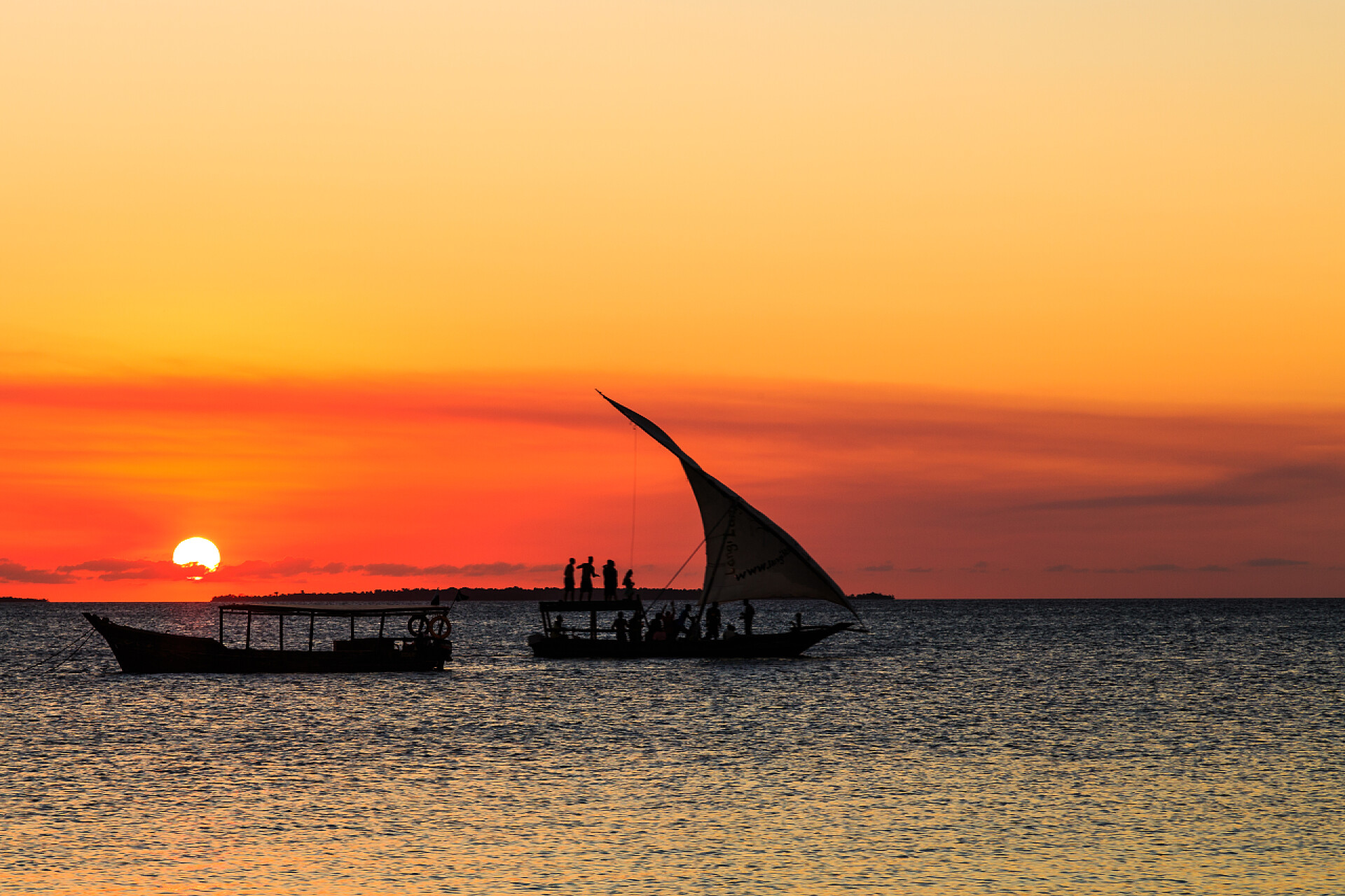 夕阳下的渔人在船上旅游看日落的传统渔人船上
