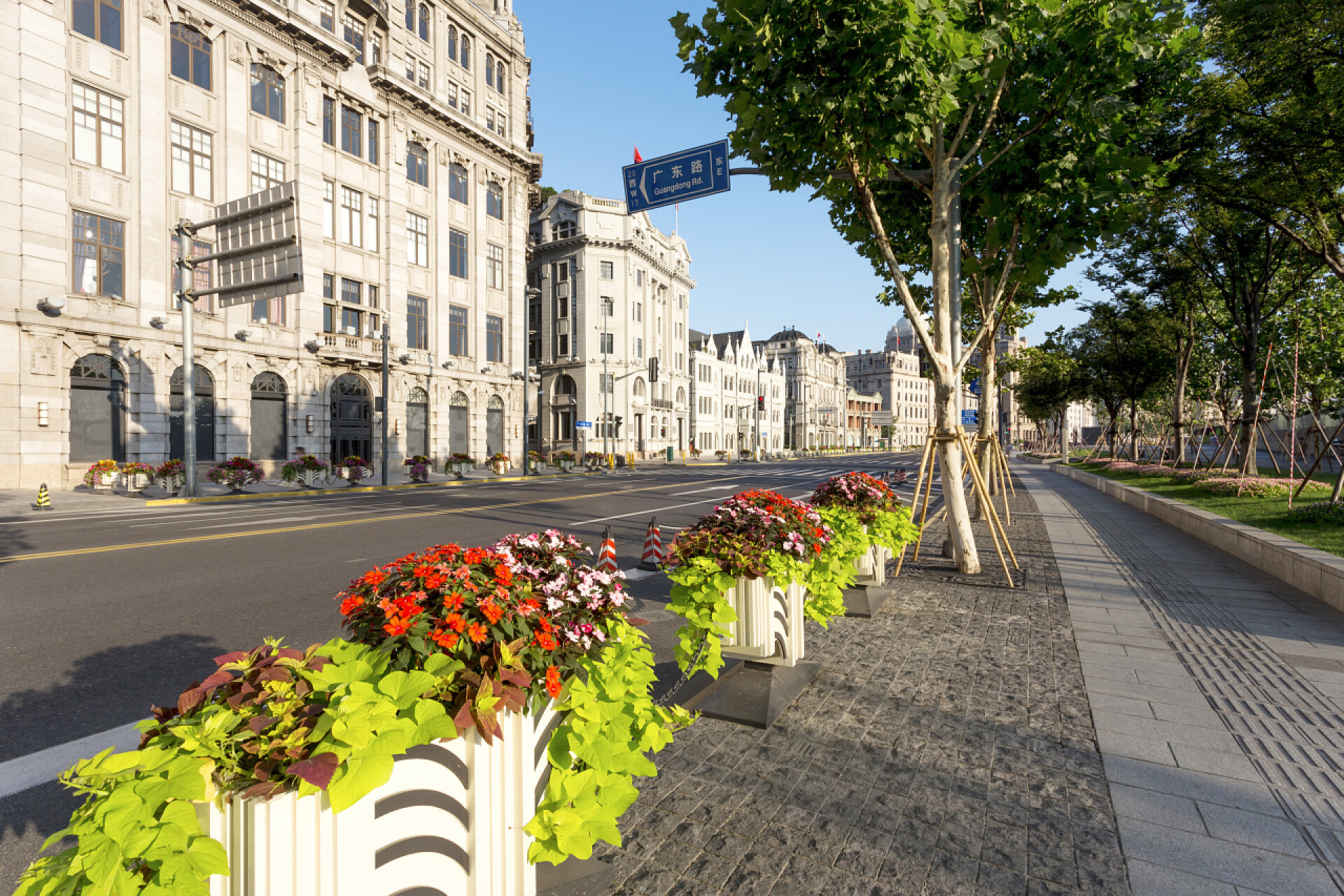 欧洲街头的花和房子街道和老式建筑外滩附近