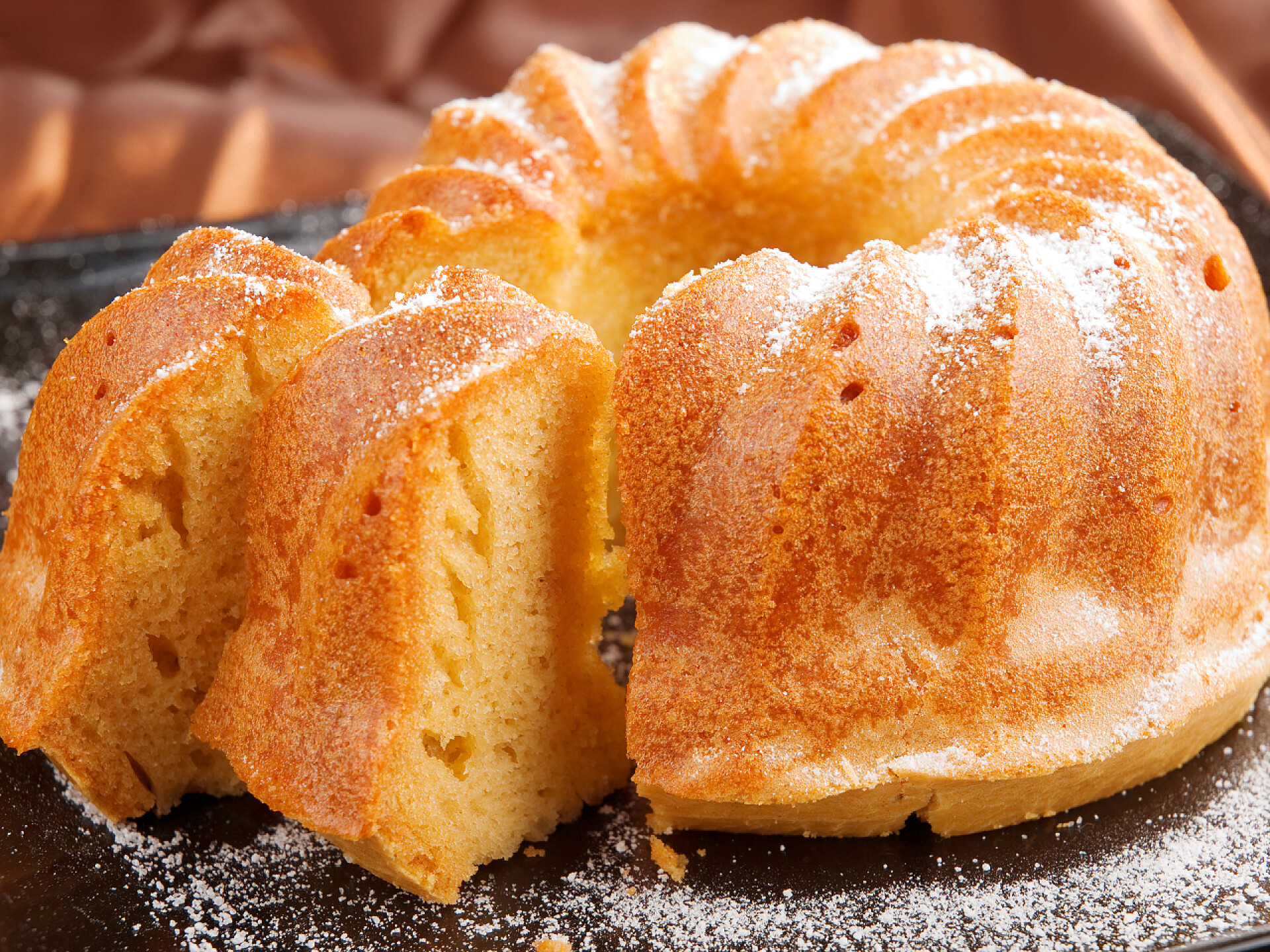 切开的棕色面包甜香草蛋糕