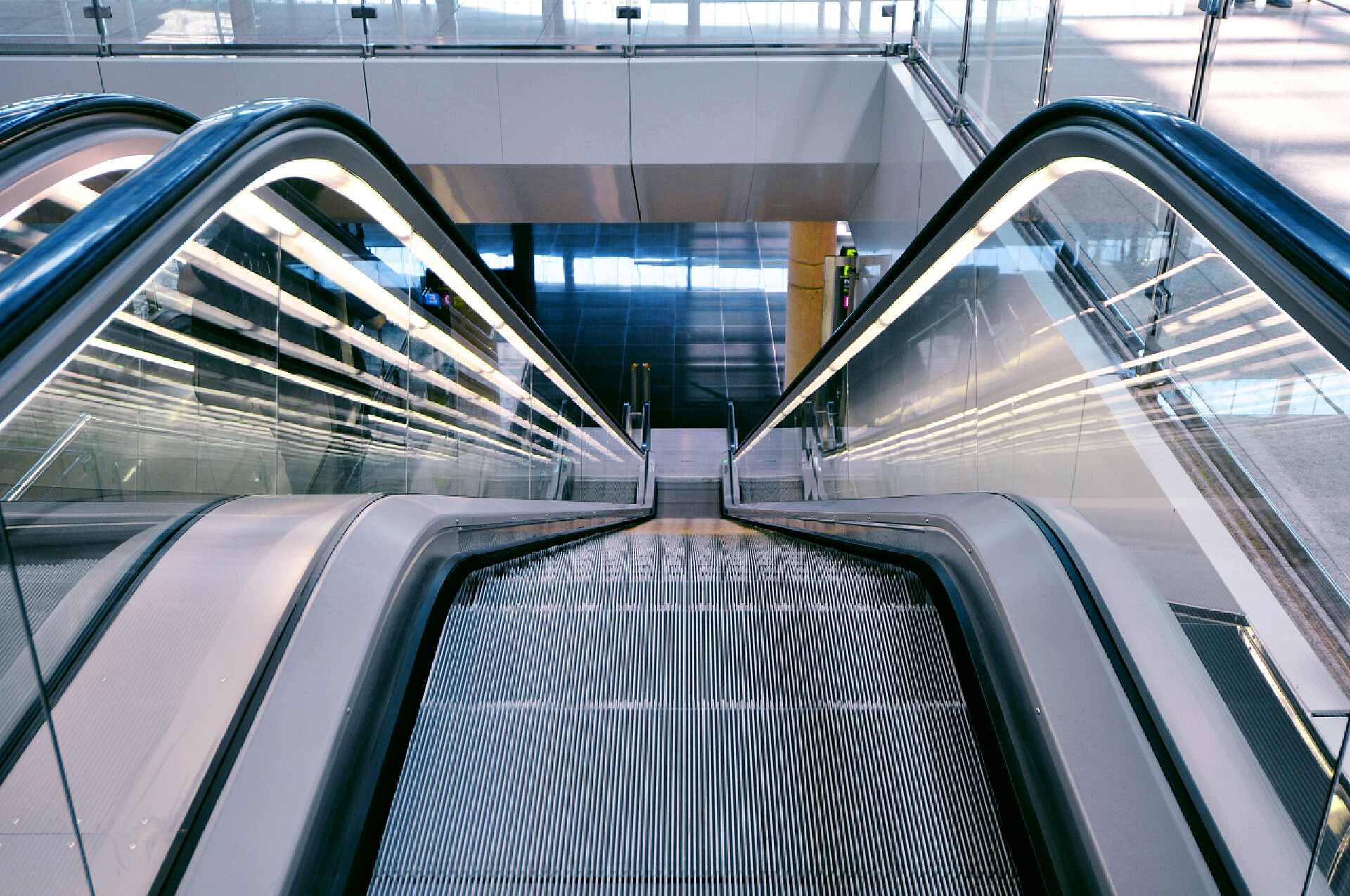俯拍机场内的自动扶梯在机场的自动扶梯 