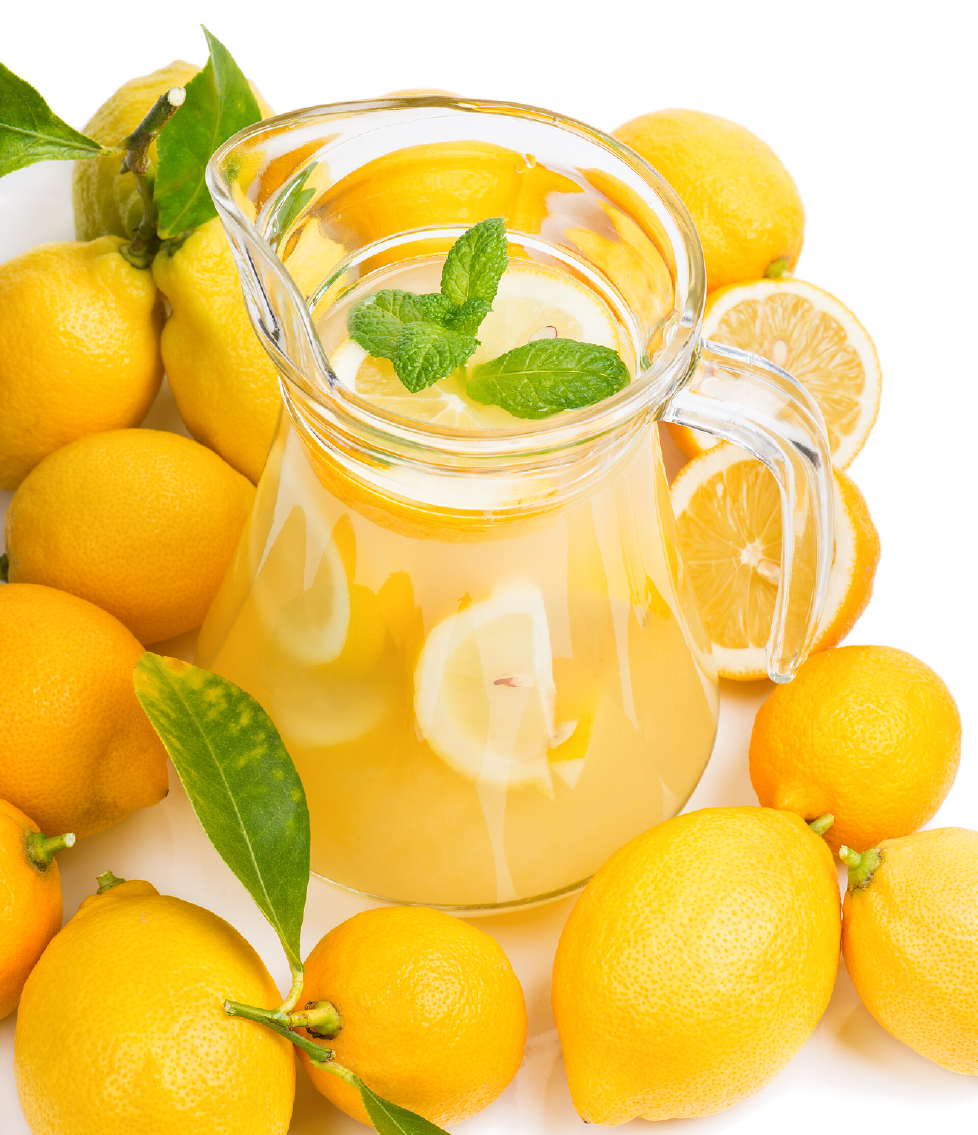 白色背景上的柠檬汁在水罐和水果用树叶 emon 汁