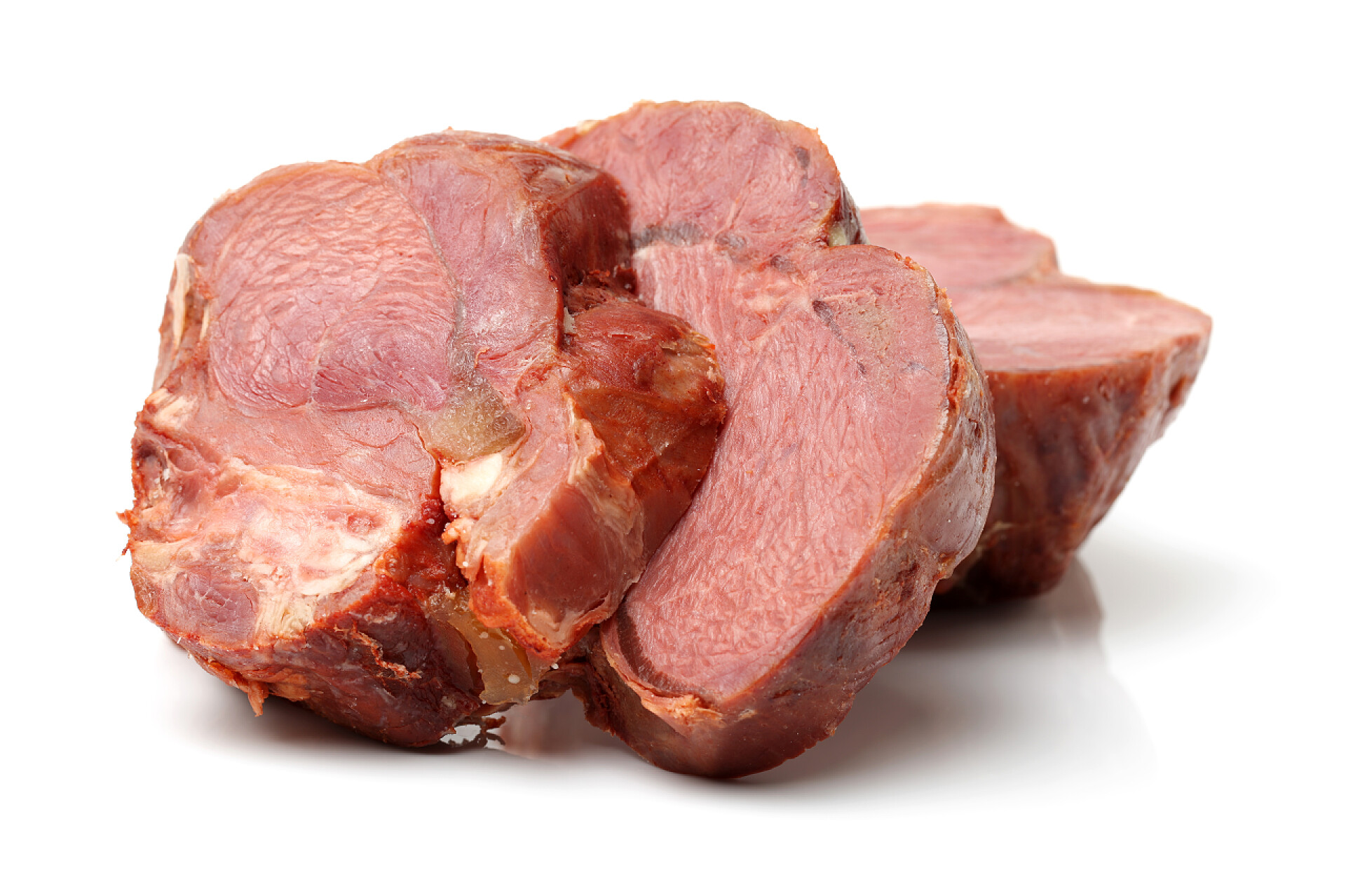 白色背景上的牛肉美味的牛肉酱