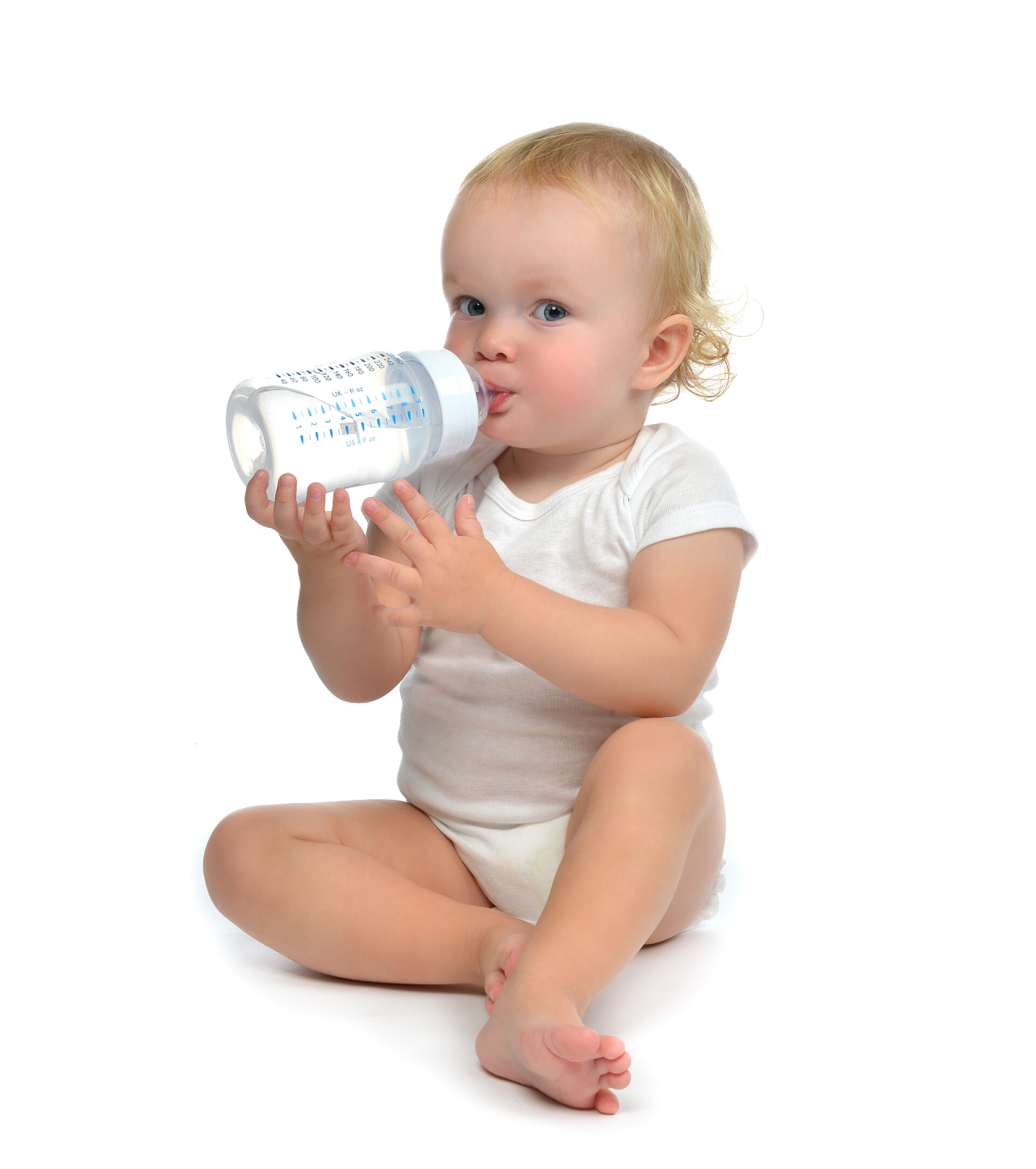 婴儿用奶瓶喝水婴儿婴儿学步车坐和饮用水 