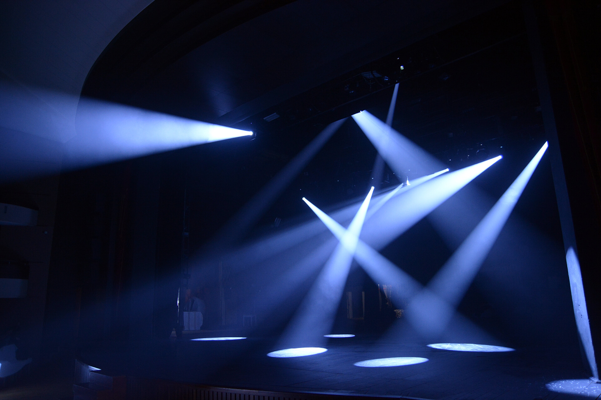 舞台下灯光在一个黑暗的背景上的光线。抽象的光