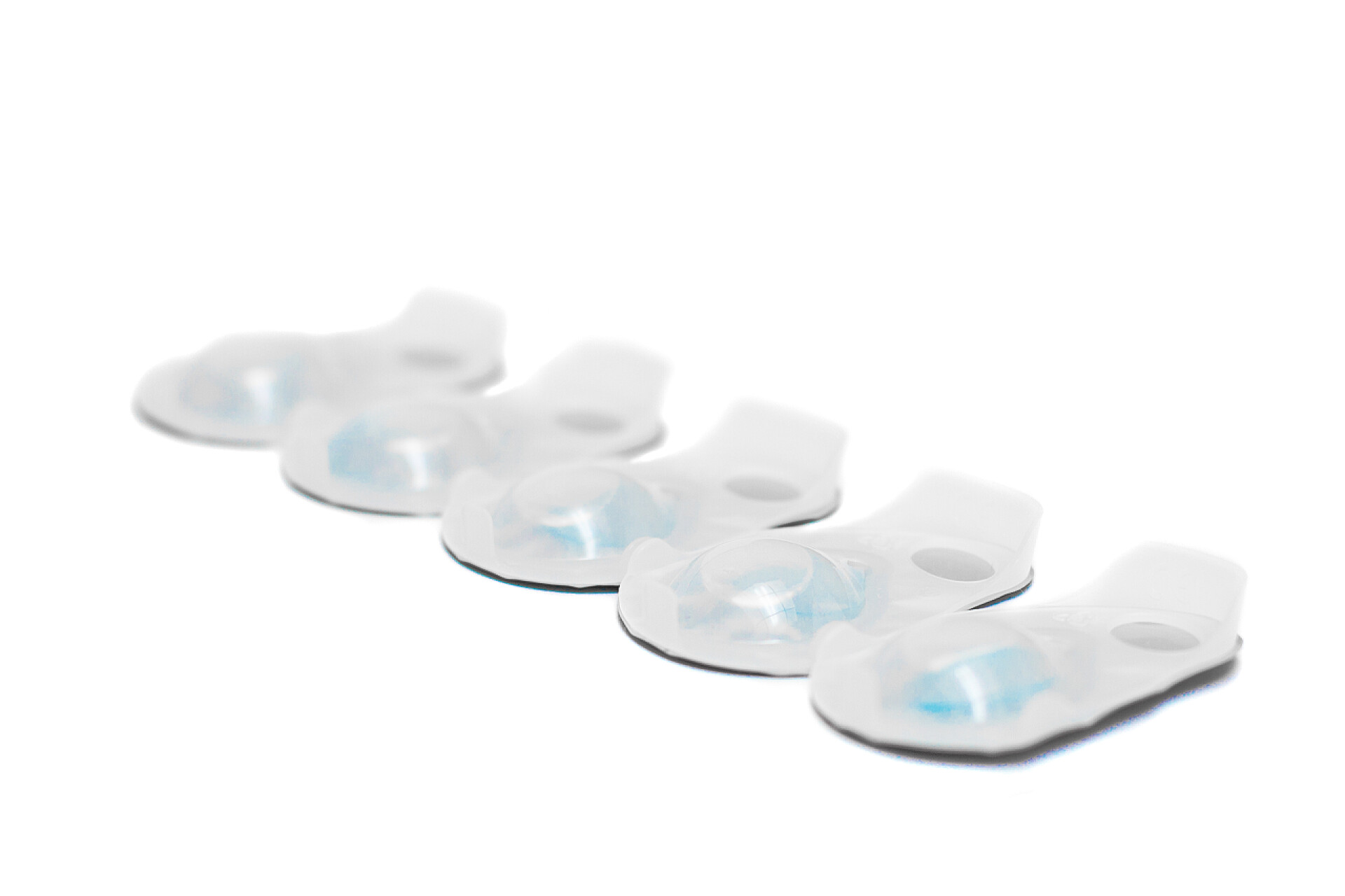 白色背景上的隐形眼镜盒孤立的隐形眼镜