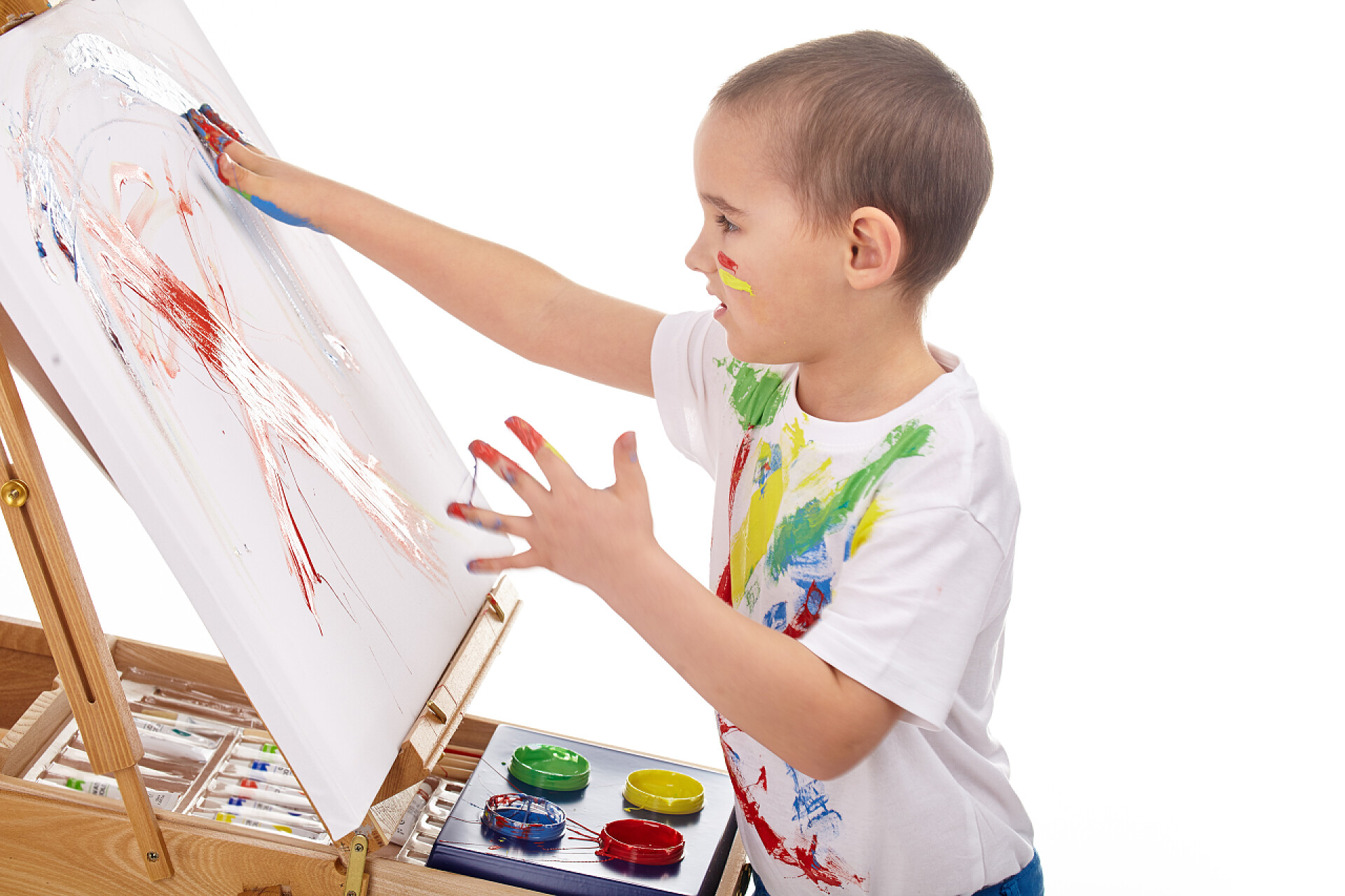 正在绘画的小男孩男孩画一幅画