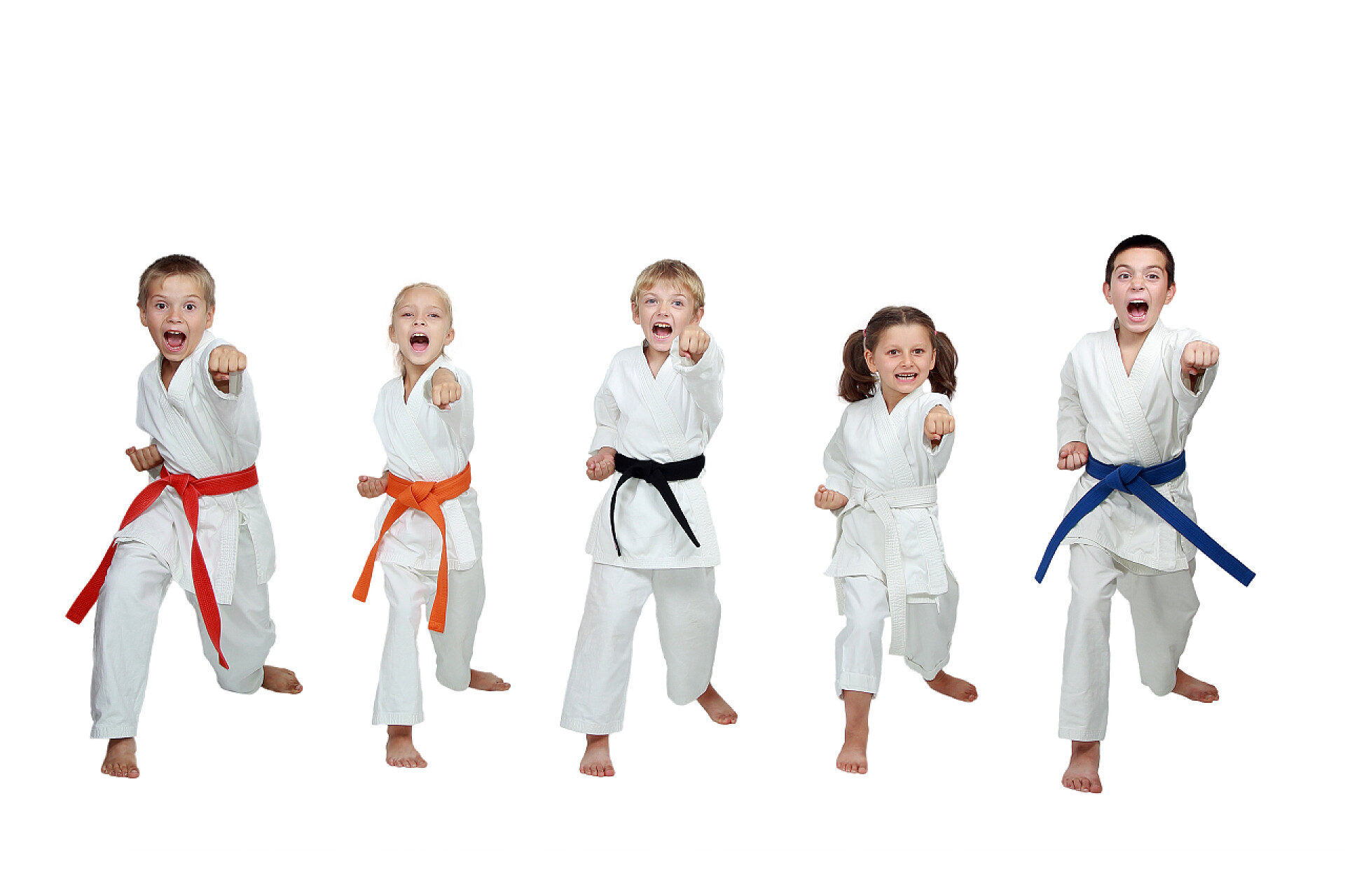 正在打拳的五名跆拳道学生五名运动员在和服跳动拳手