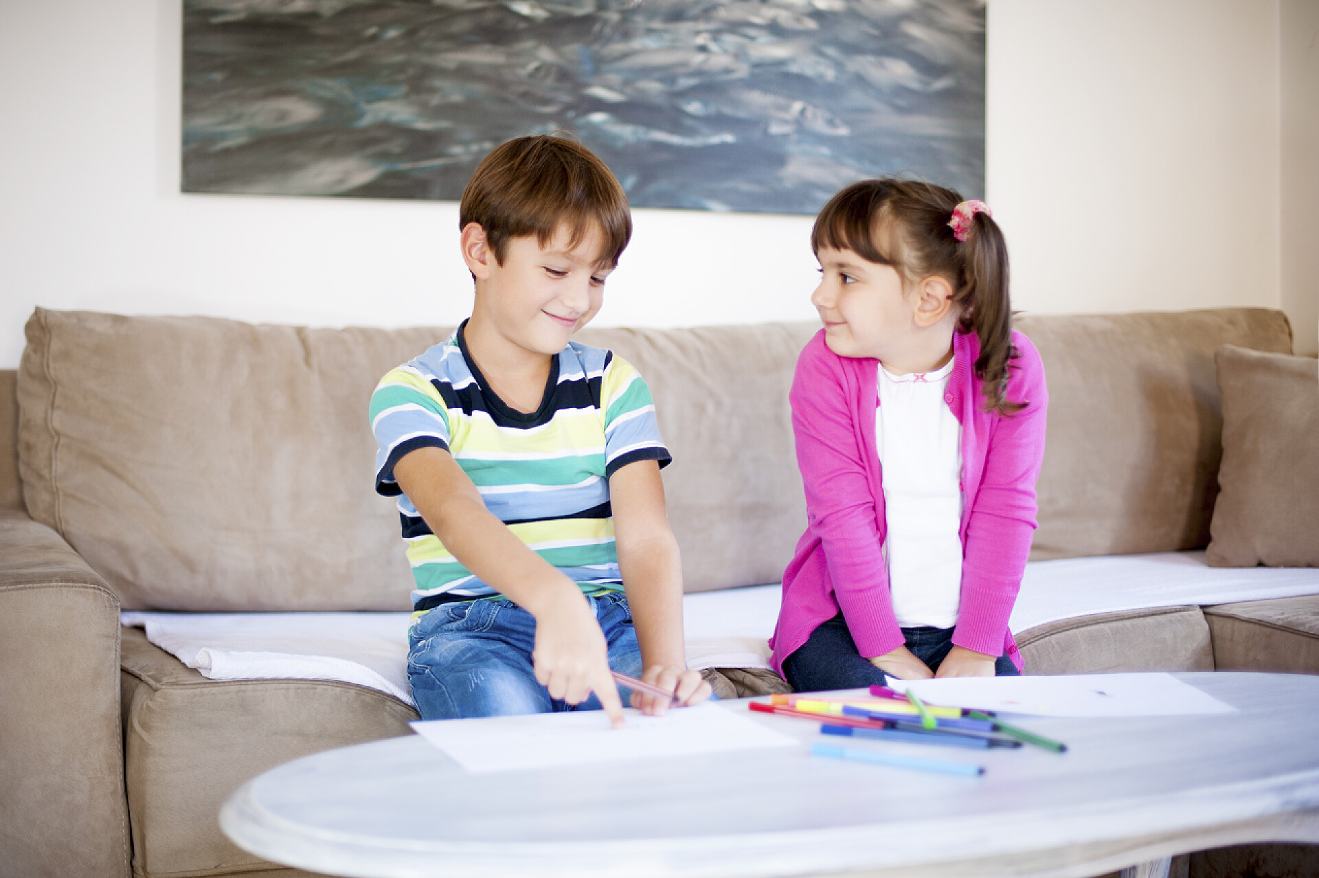 男孩和女孩在客厅里画画男孩和女孩