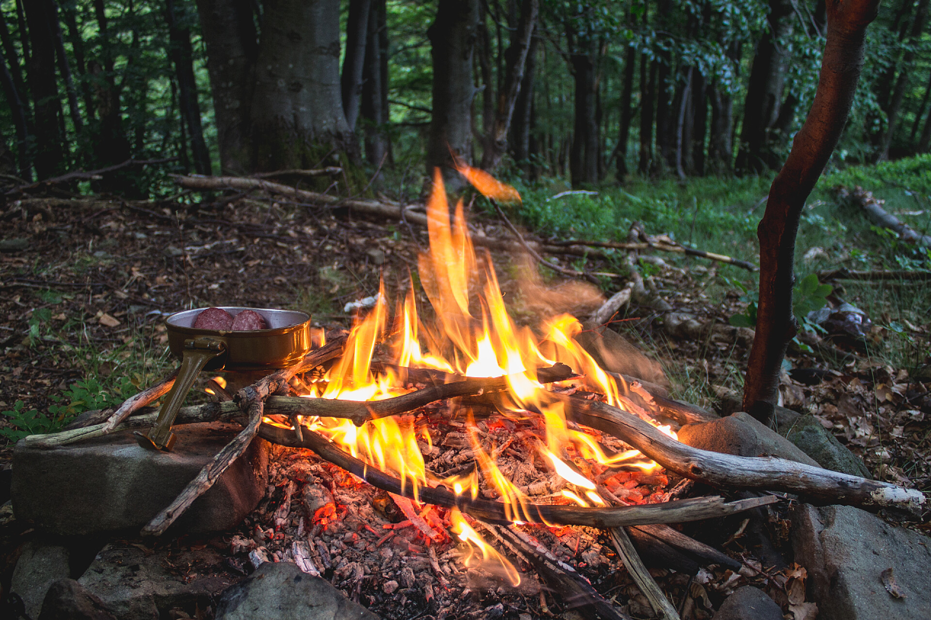 山林野营中做饭的篝火在露营在山林火灾