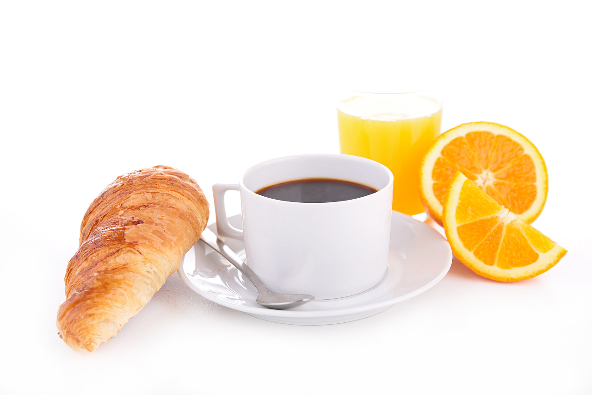 白色背景上的丰盛早餐咖啡与羊角面包和橙汁