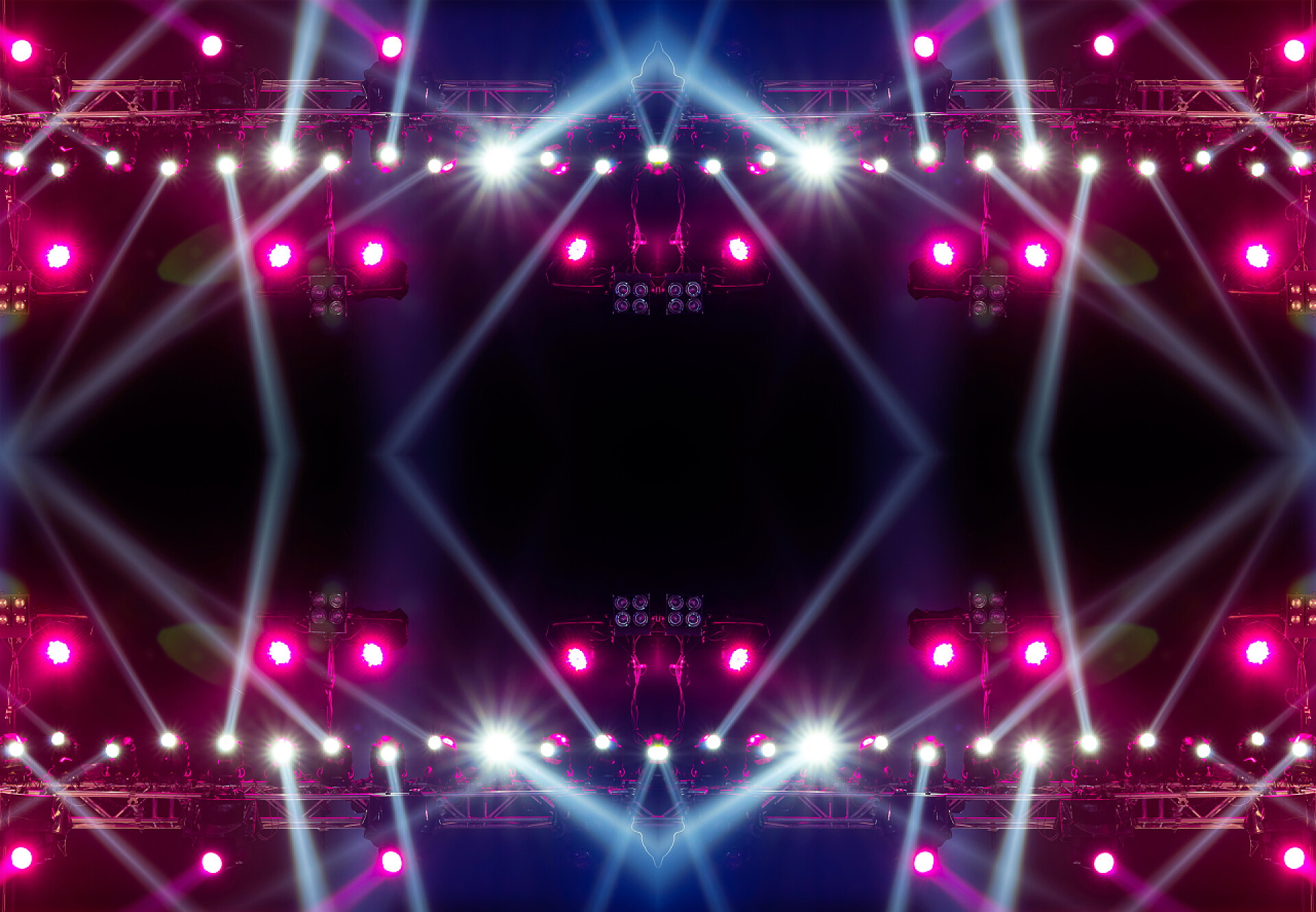 舞台上的灯光从舞台的深色背景音乐会照明