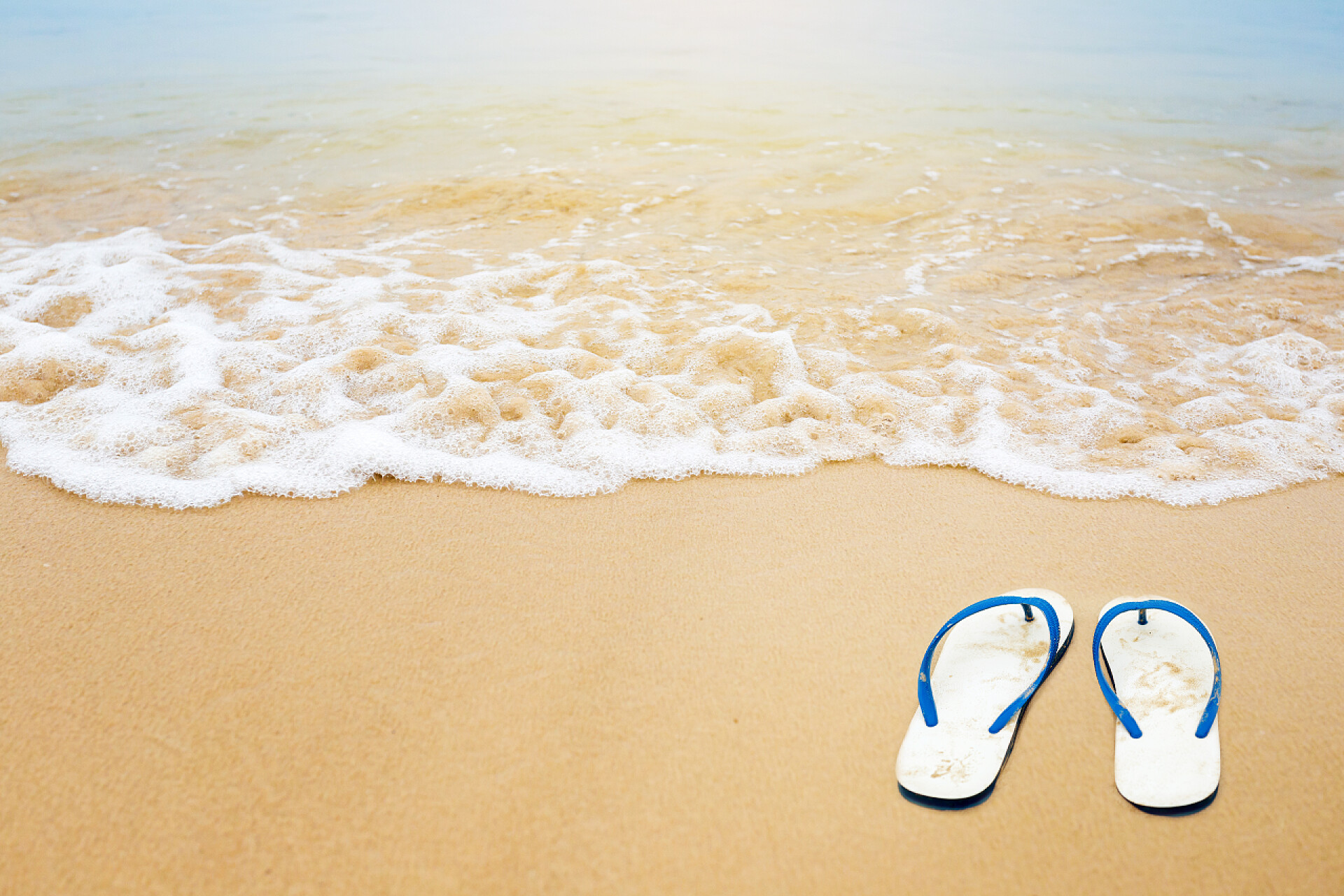 海浪阵阵的沙滩和拖鞋海滩和热带海