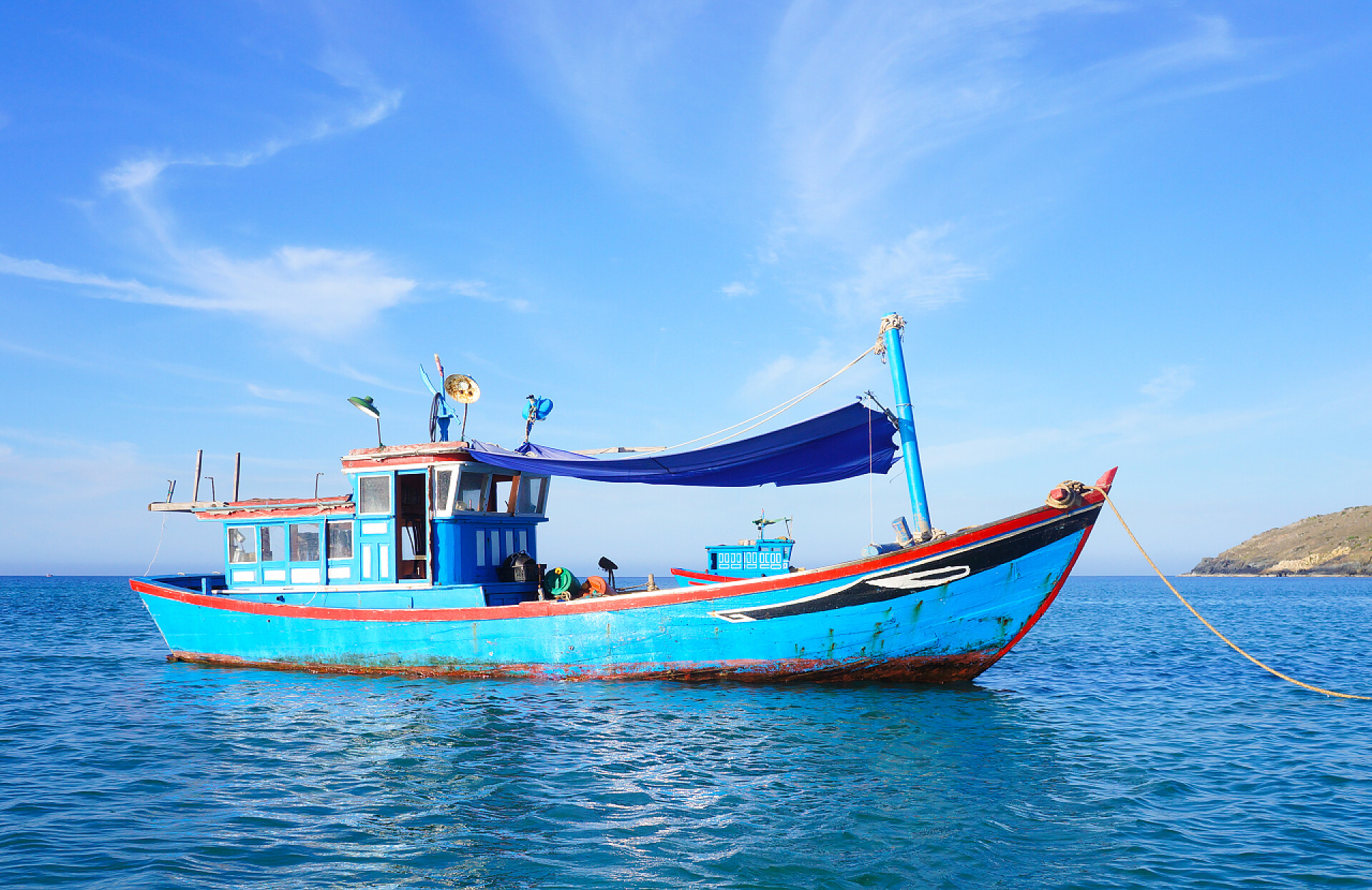 蓝天下的一艘轮船多彩的渔船