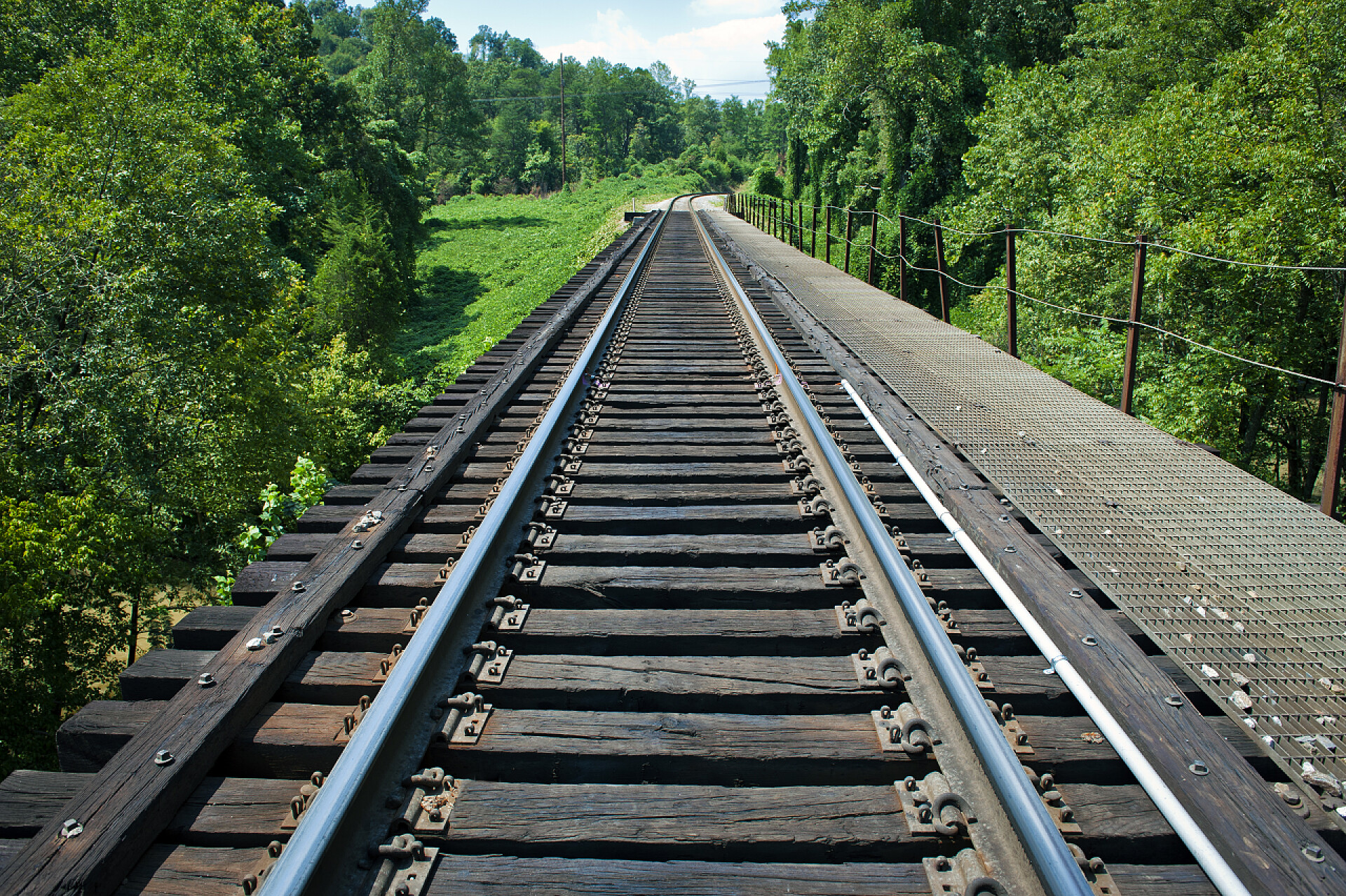 地面上的火车轨道火车铁轨在地平线上