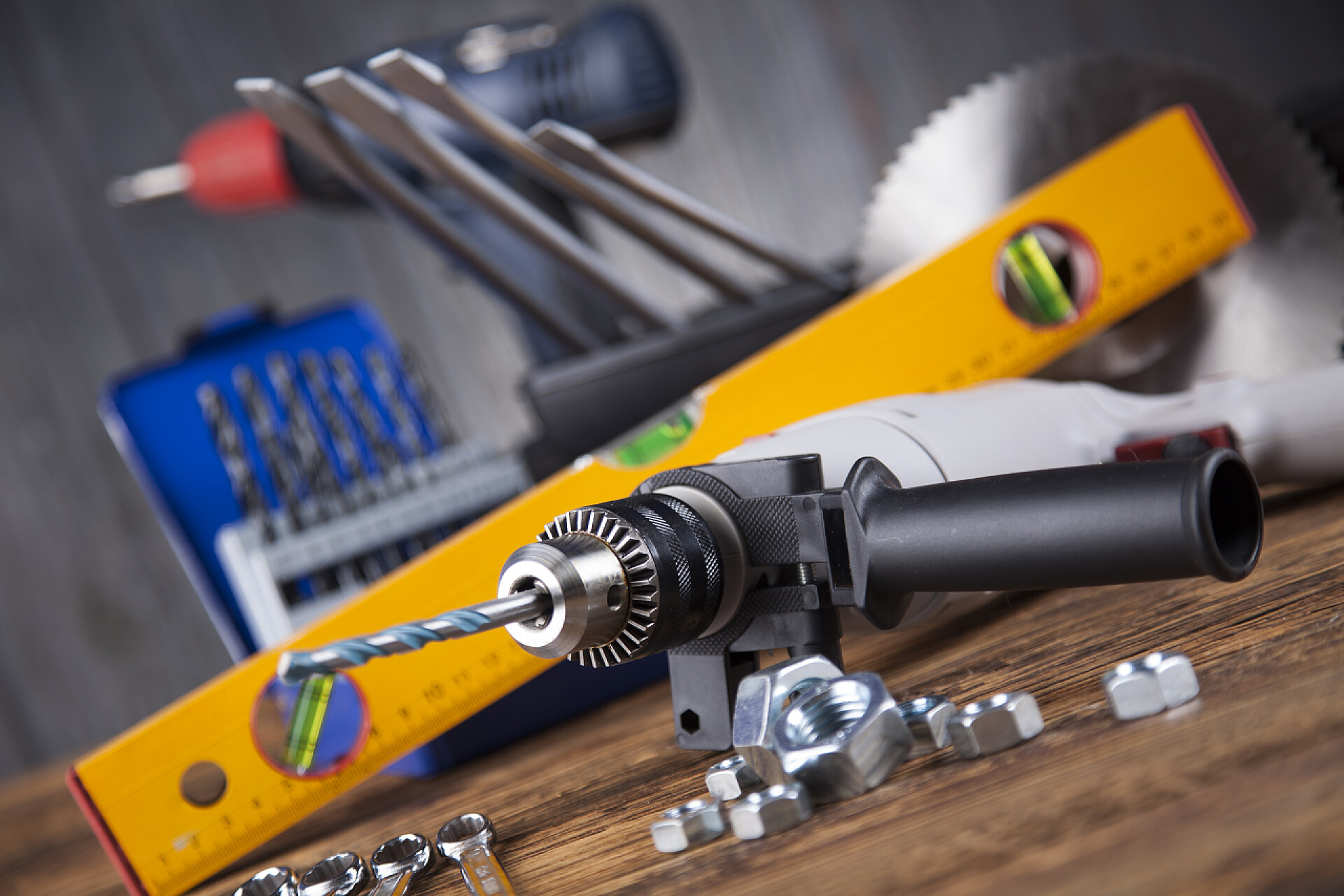 木制背景上的钻头工具一套工作工具