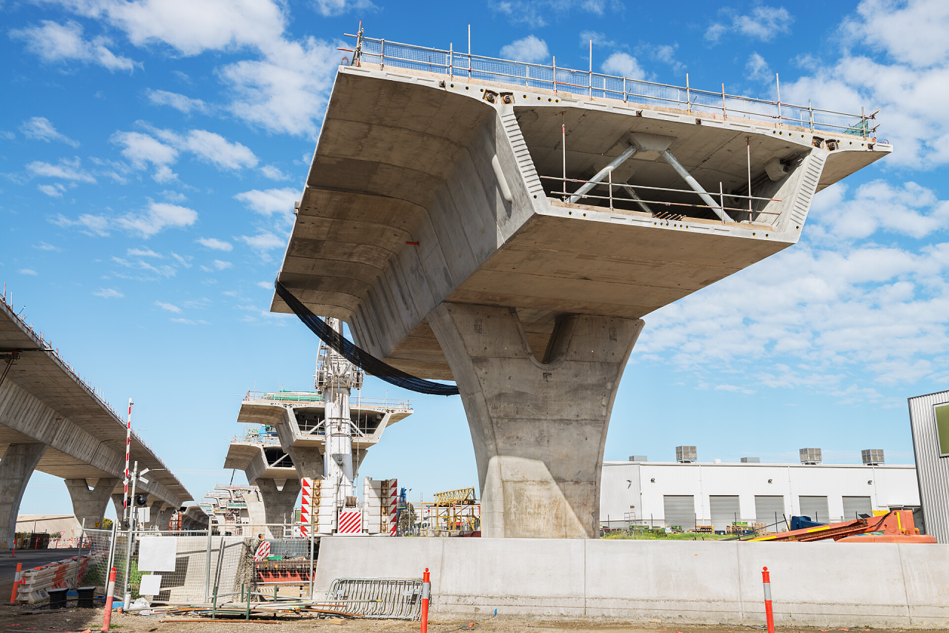 仰拍正在建设的城市道路建公路
