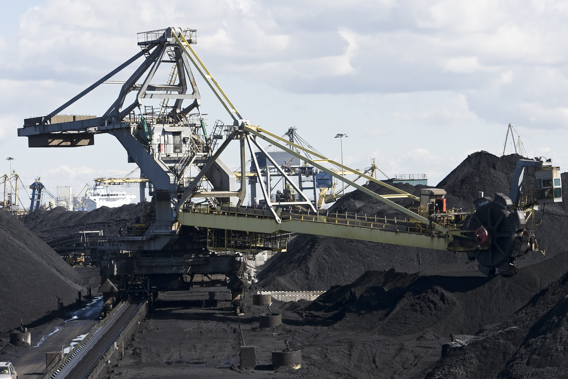 工作中的吊车钢厂背景