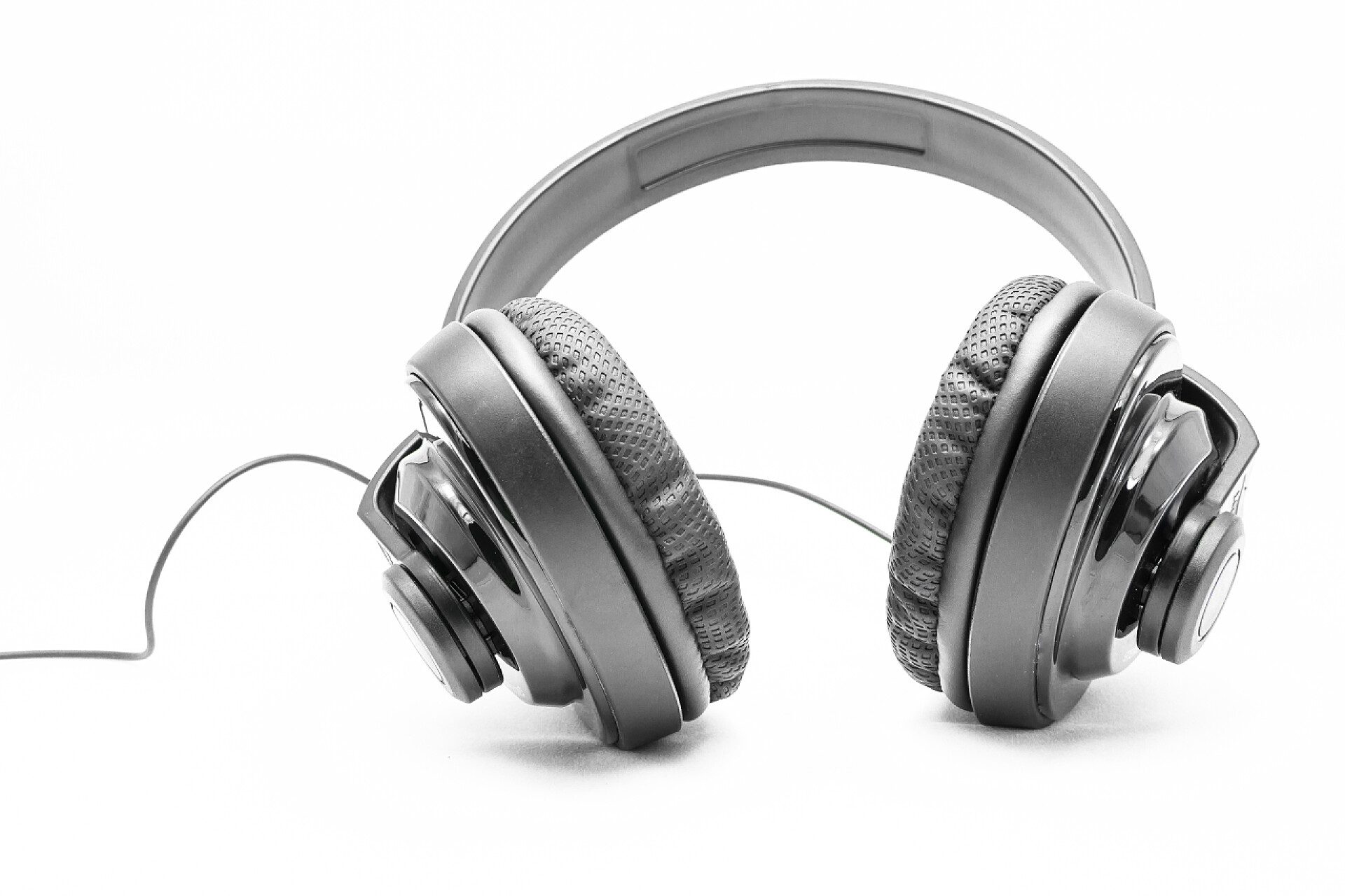 白色上的头戴式耳机