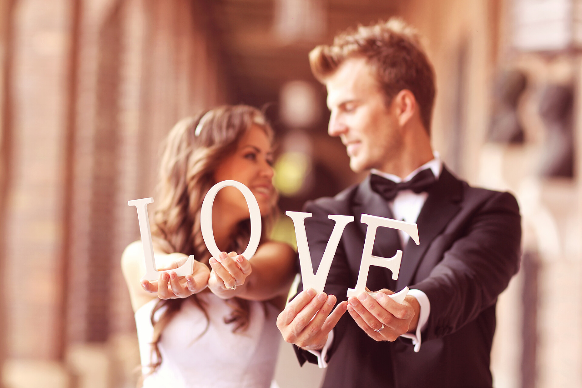 幸福的新娘和新郎幸福的新娘和新郎抱着情书