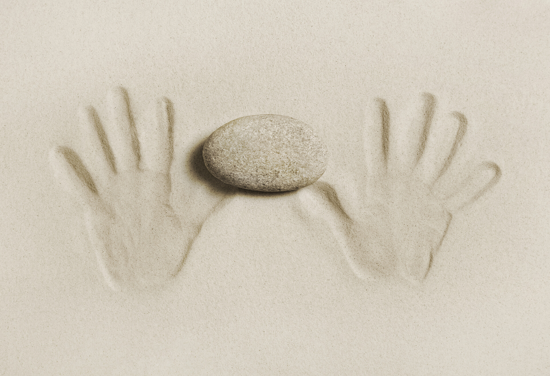 沙滩上的手掌印两只手形状与砂的友谊概念上的石头