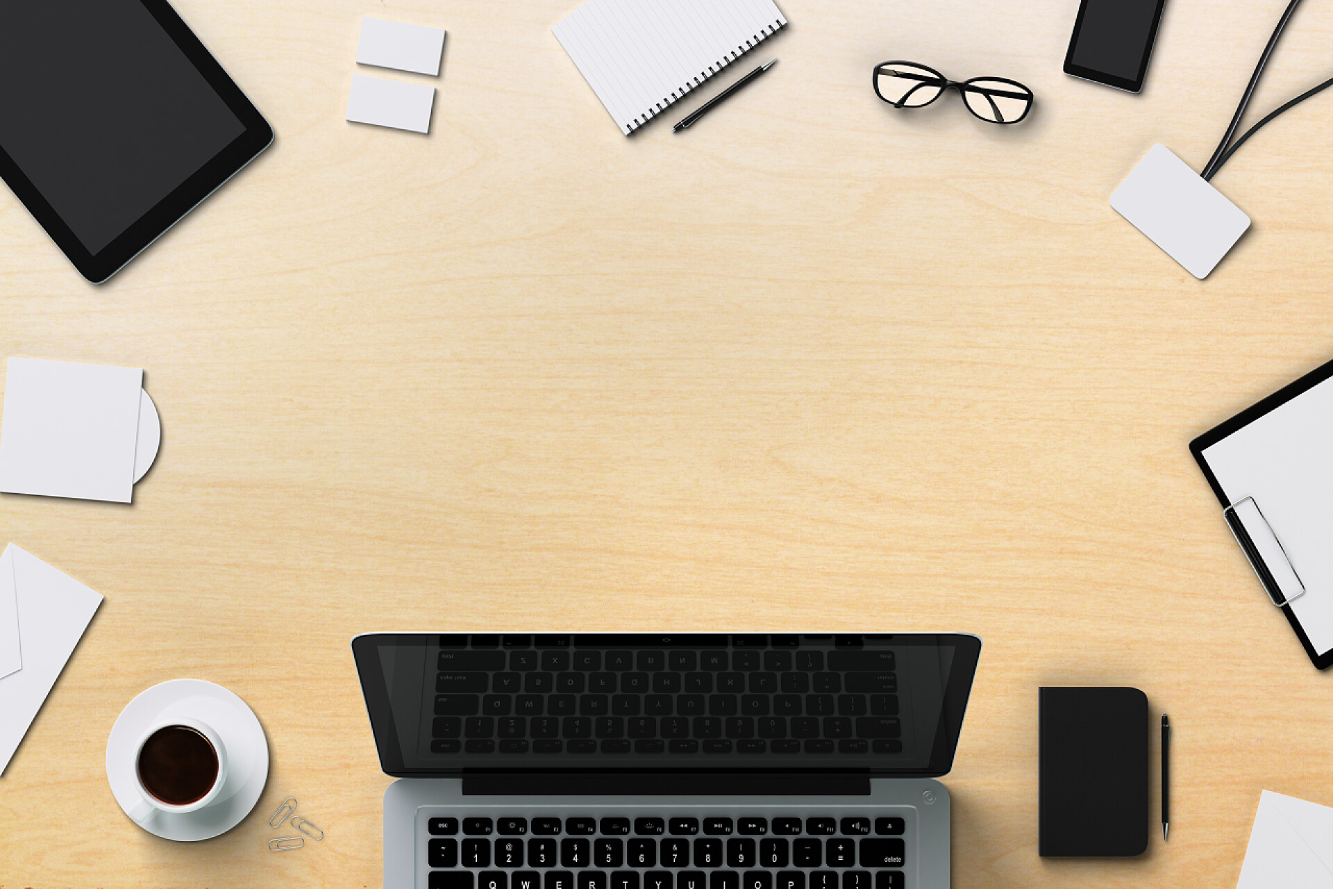 办公桌上的办公设备全景图品牌标识与 copyspace 的模板