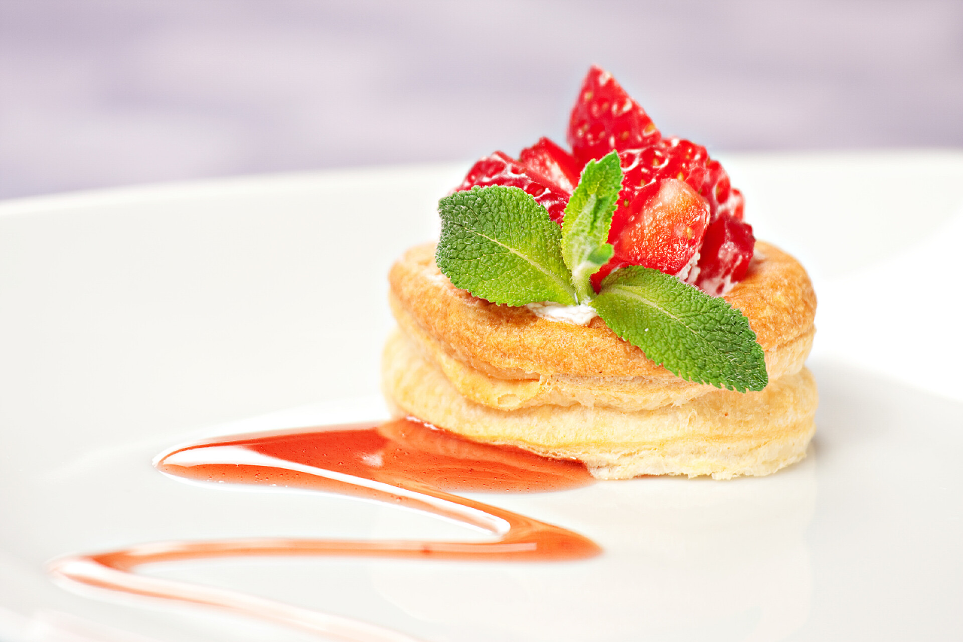 新鲜奶油草莓馅饼特写用新鲜奶油草莓馅饼