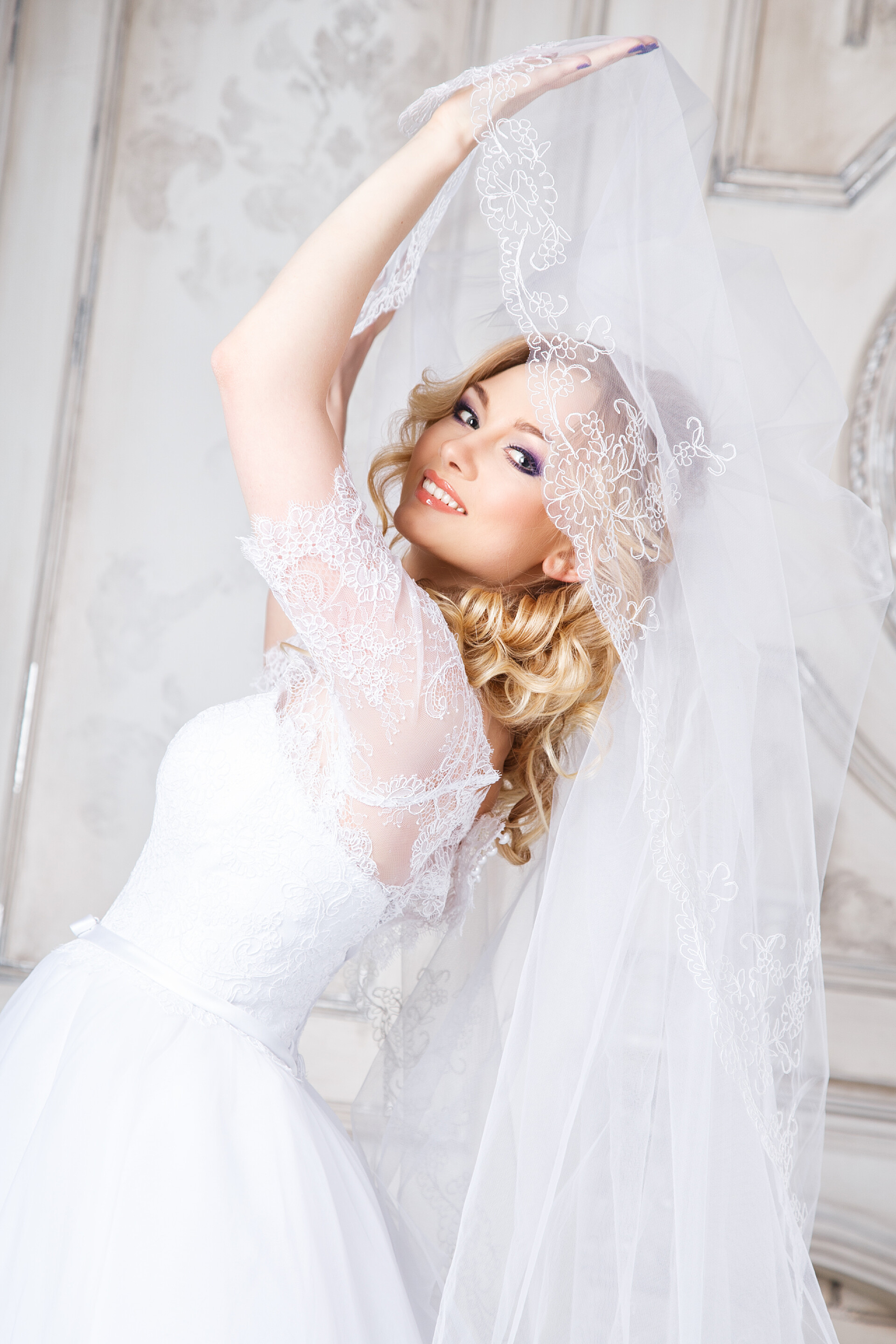 穿着豪华婚纱的美丽新娘在优雅的昂贵室内的豪华婚纱美丽的黑发新娘的照片