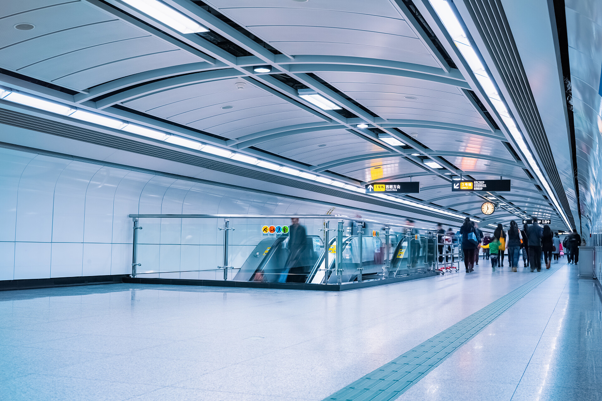 广州地铁通道上涌动的乘客在广州地铁通道