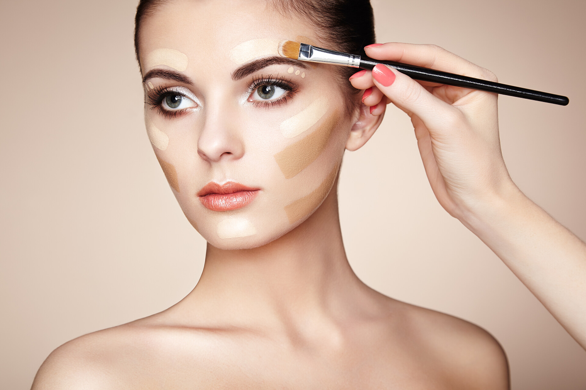 化妆师在为年轻女性化妆化妆师适用肤色