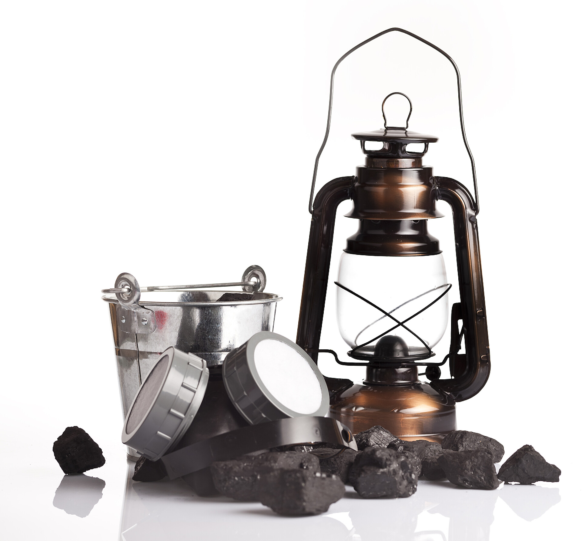 白色背景下的煤炭工人作业设备挖掘工具