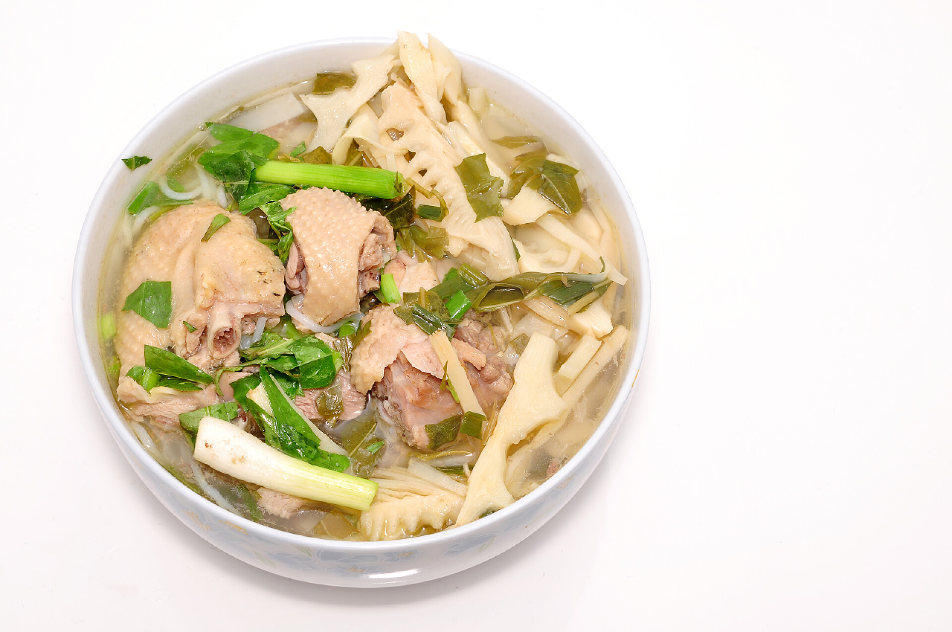 白色背景下的米粉发髻王莽维生素或越南米粉与笋和鸭肉沙拉