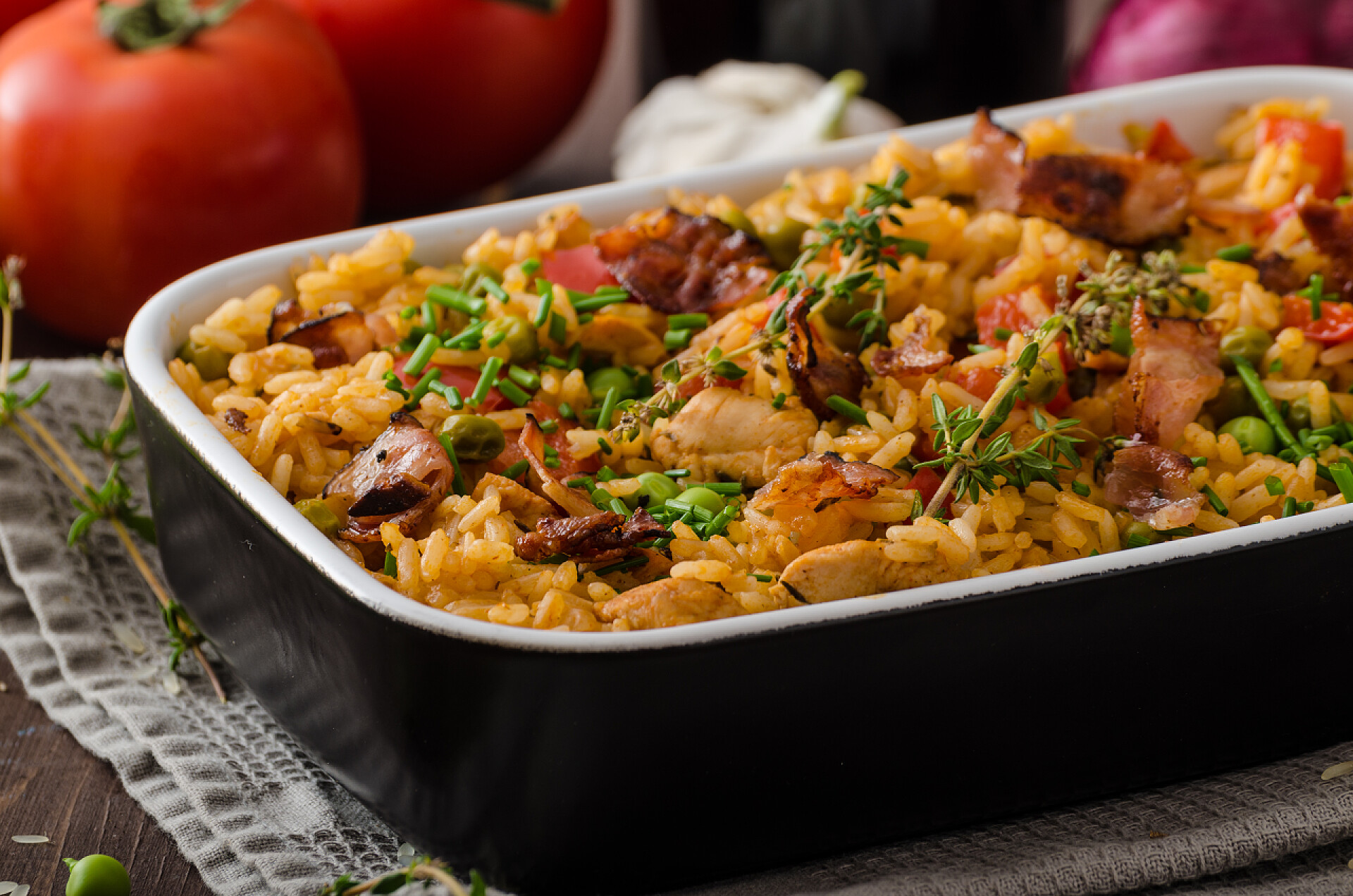 充满风味和鸡肉的米饭特写法式鸡饭