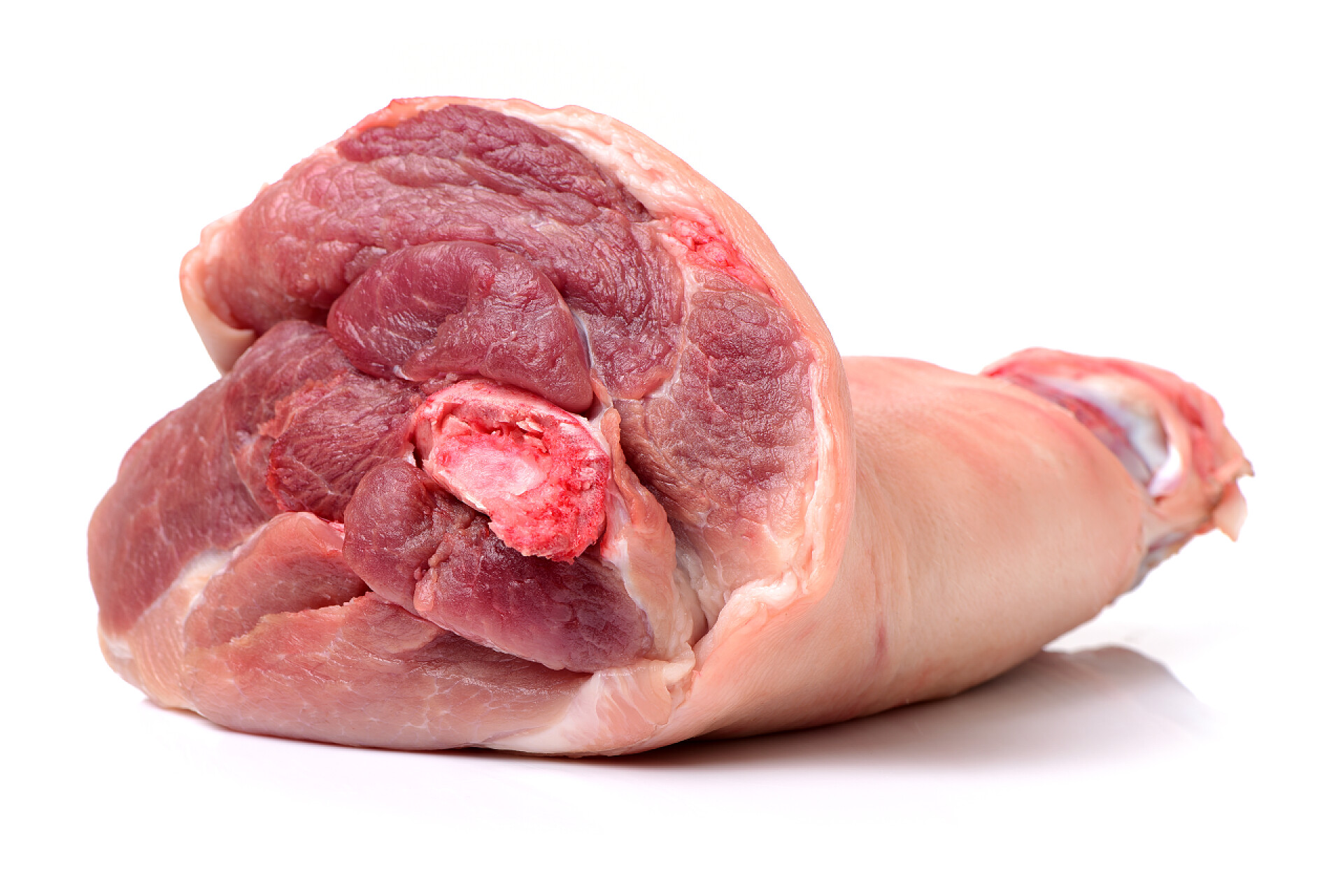 白色背景上的一块猪腿肉原料肉
