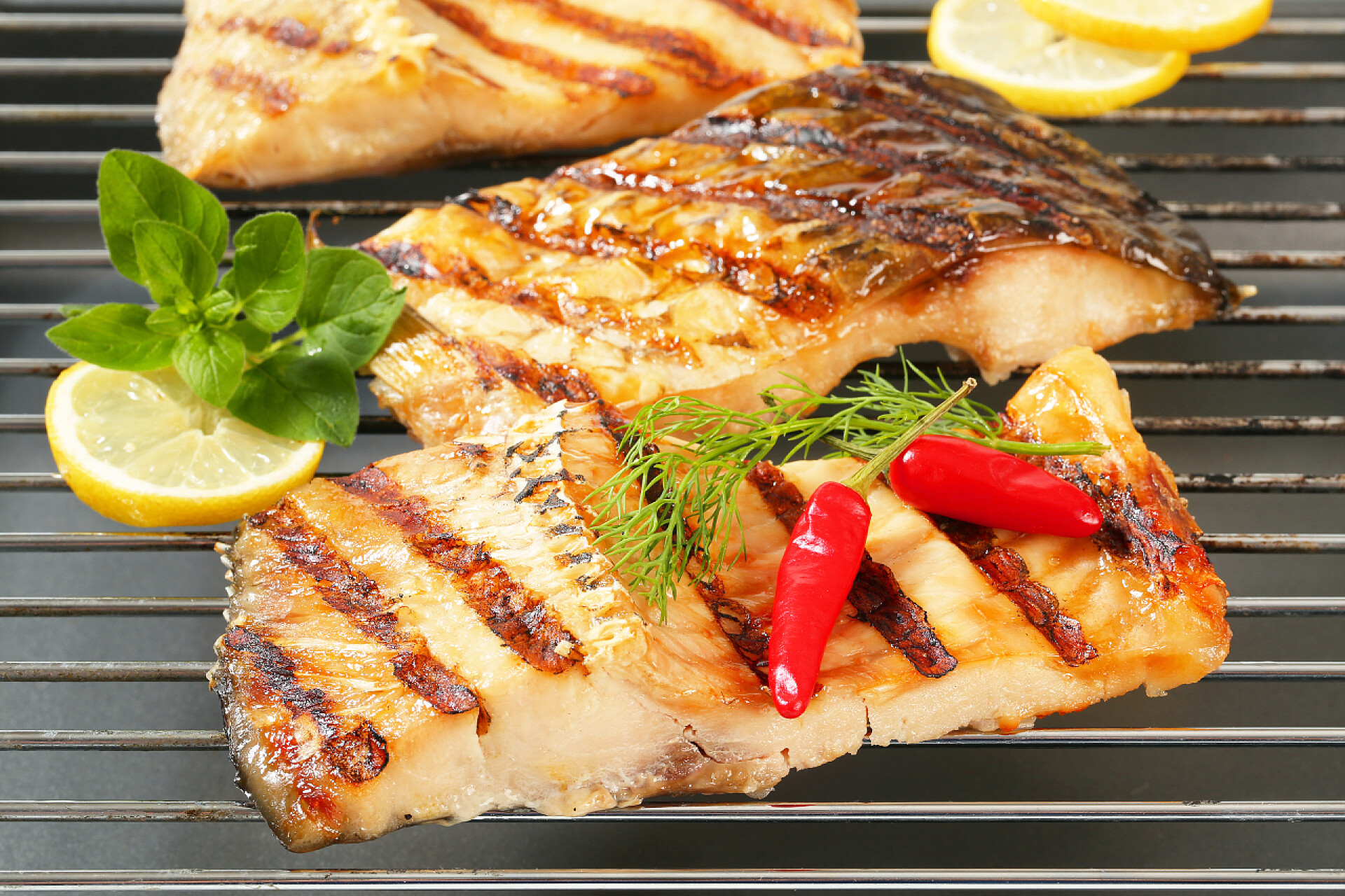 网格上烤的鱼片烤的鱼片