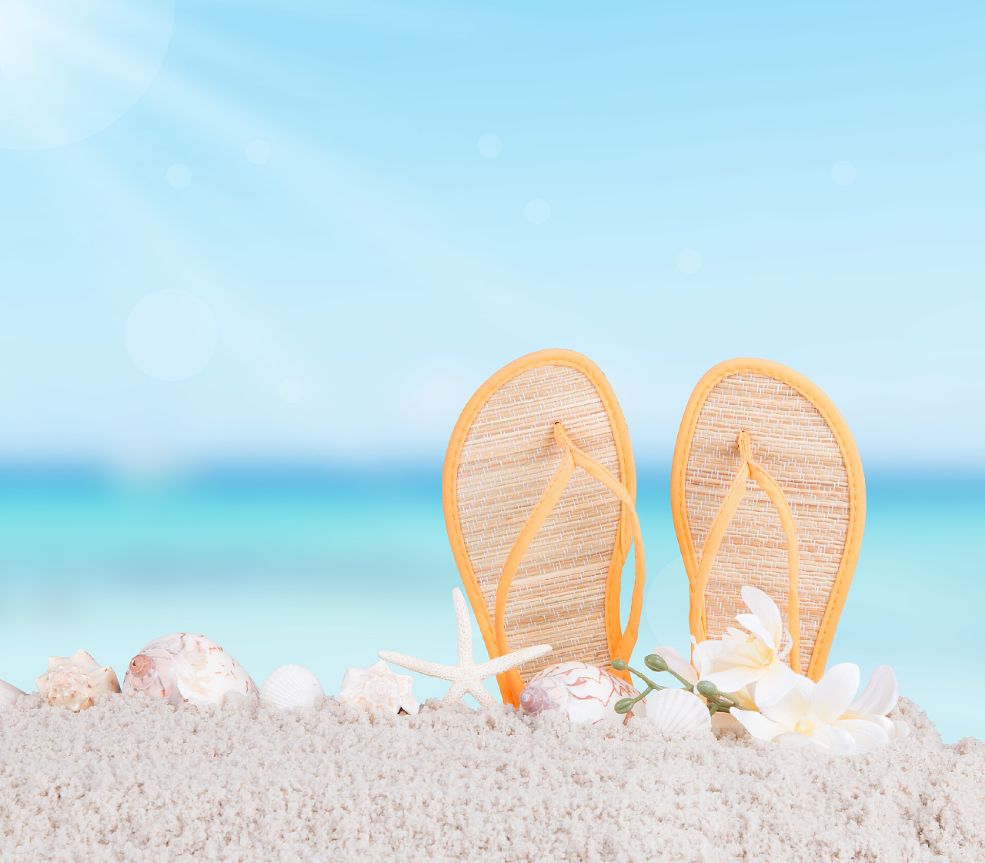 夏季沙滩上的拖鞋夏天