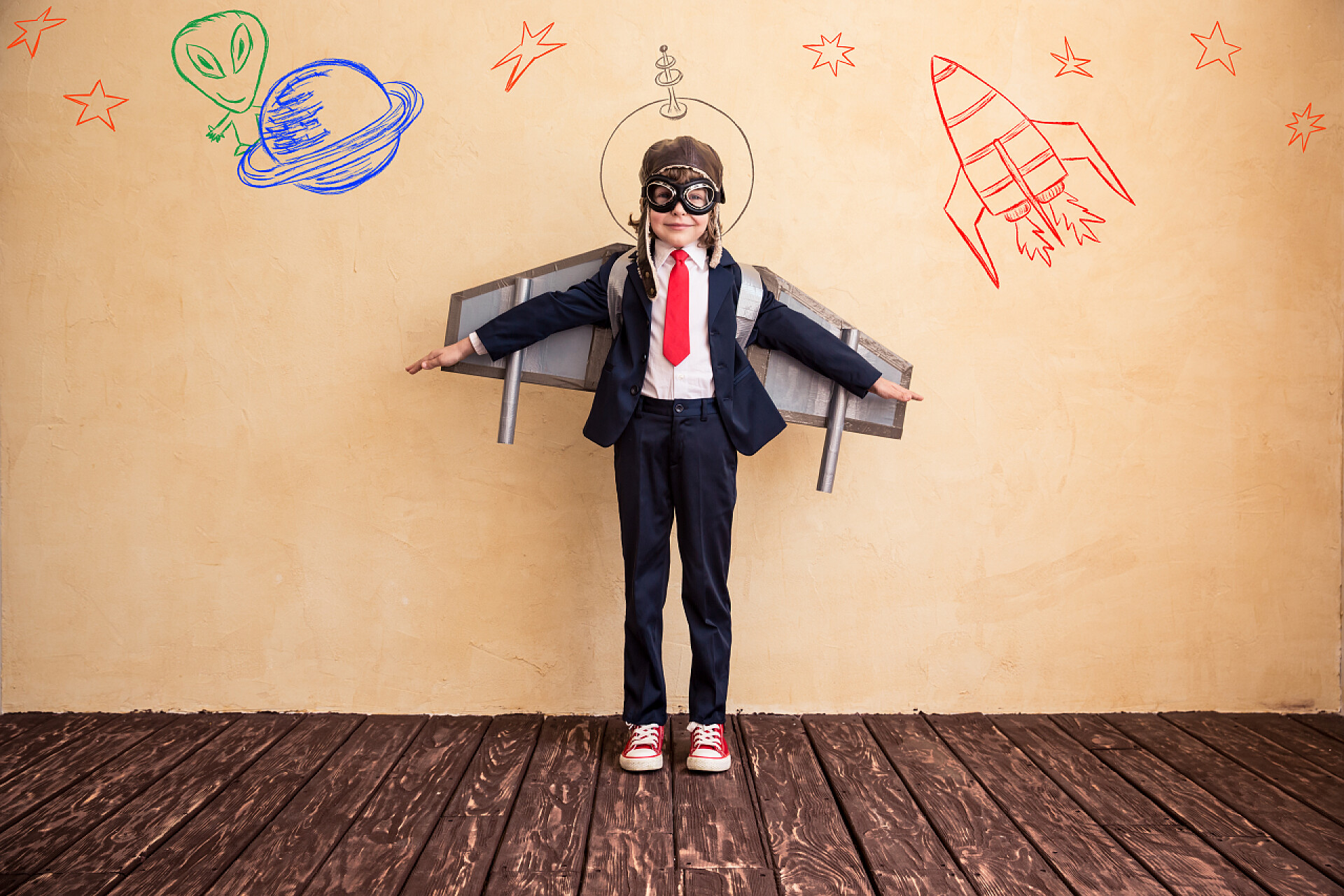 小孩做飞机模型年轻的商人与玩具纸翅膀