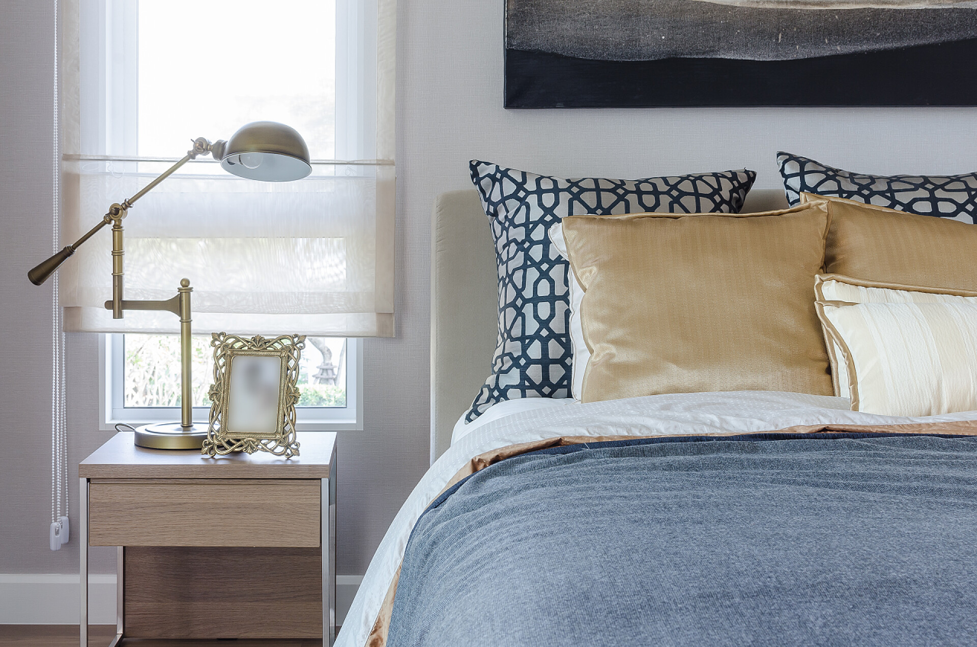 家庭卧室床头在木桌边与人权法 》 的经典青铜图片框架样式