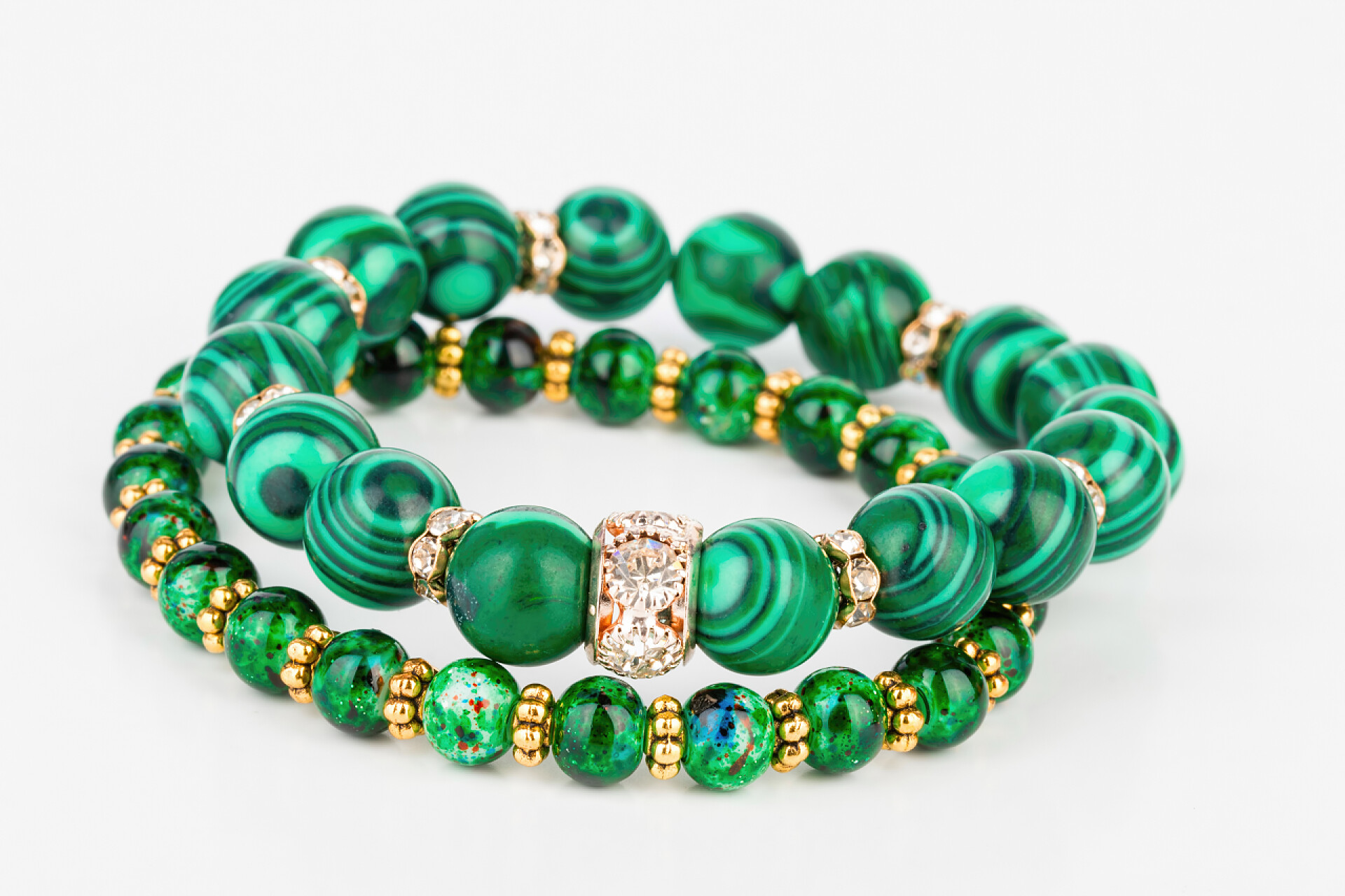 白色背景上一串绿色手链