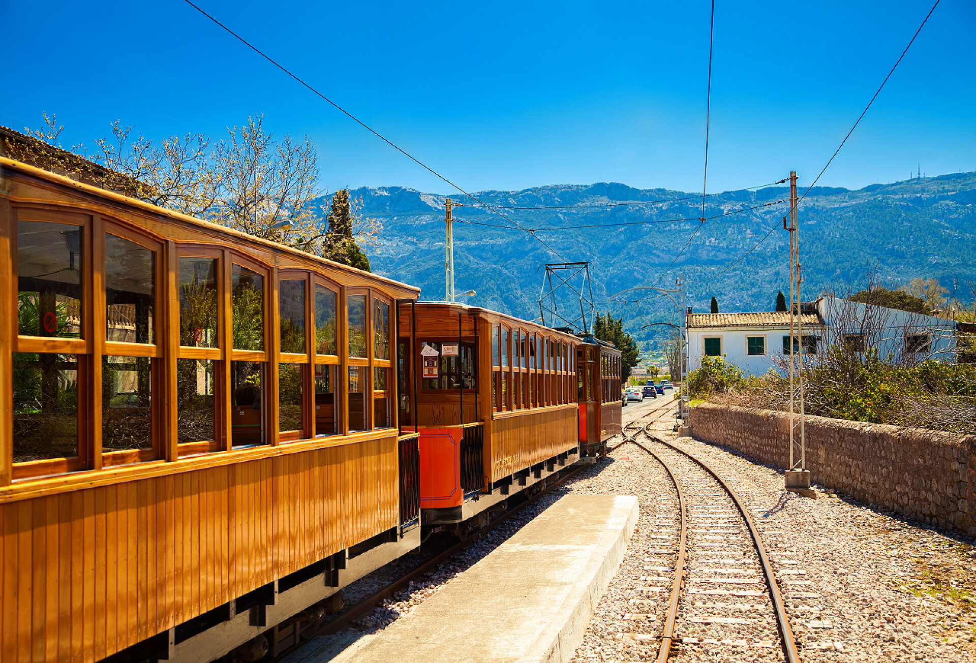 西班牙的古董老火车在 Soller 著名古董老火车