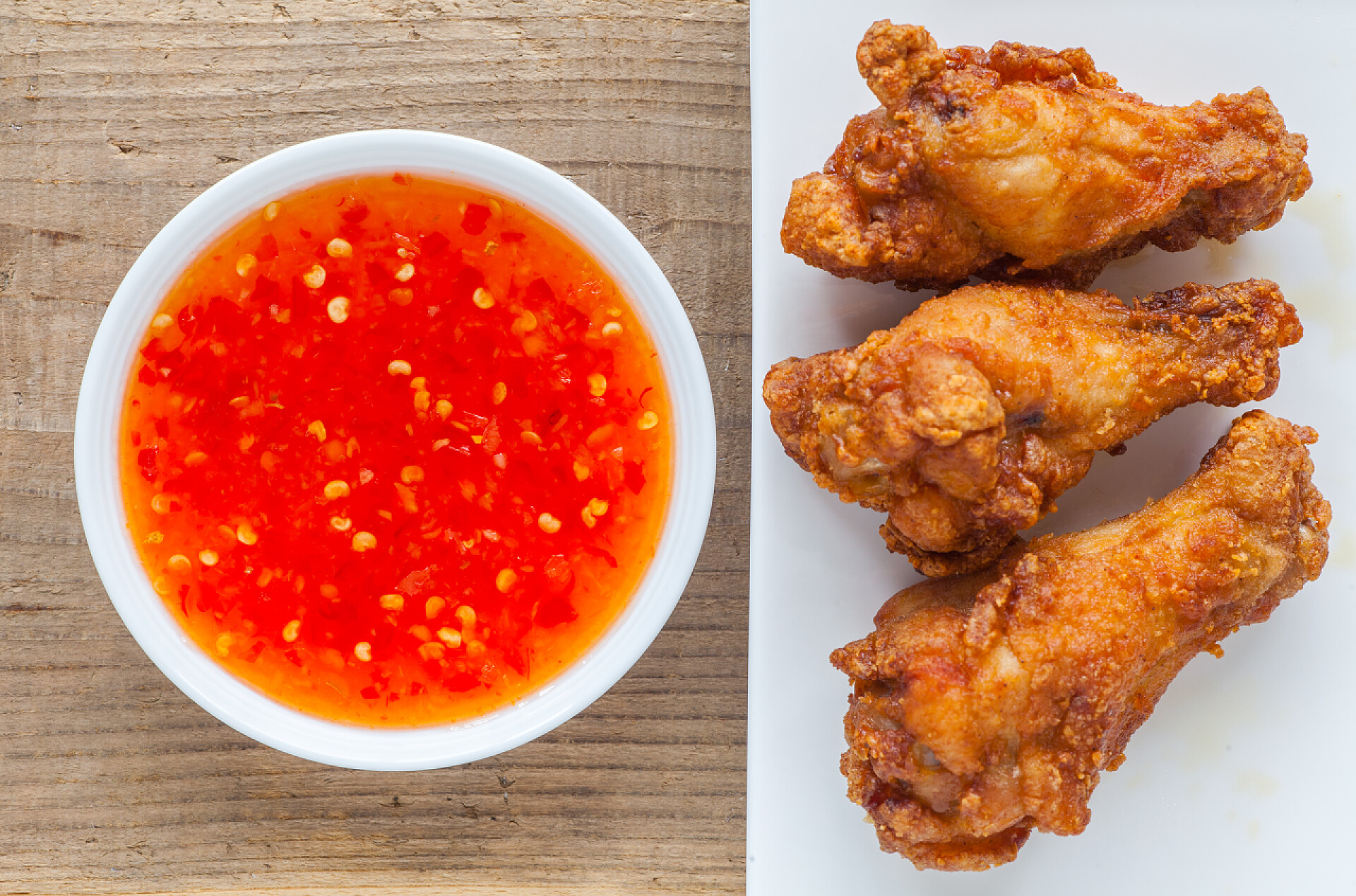 甜辣酱和炸鸡辣椒酱和炸鸡