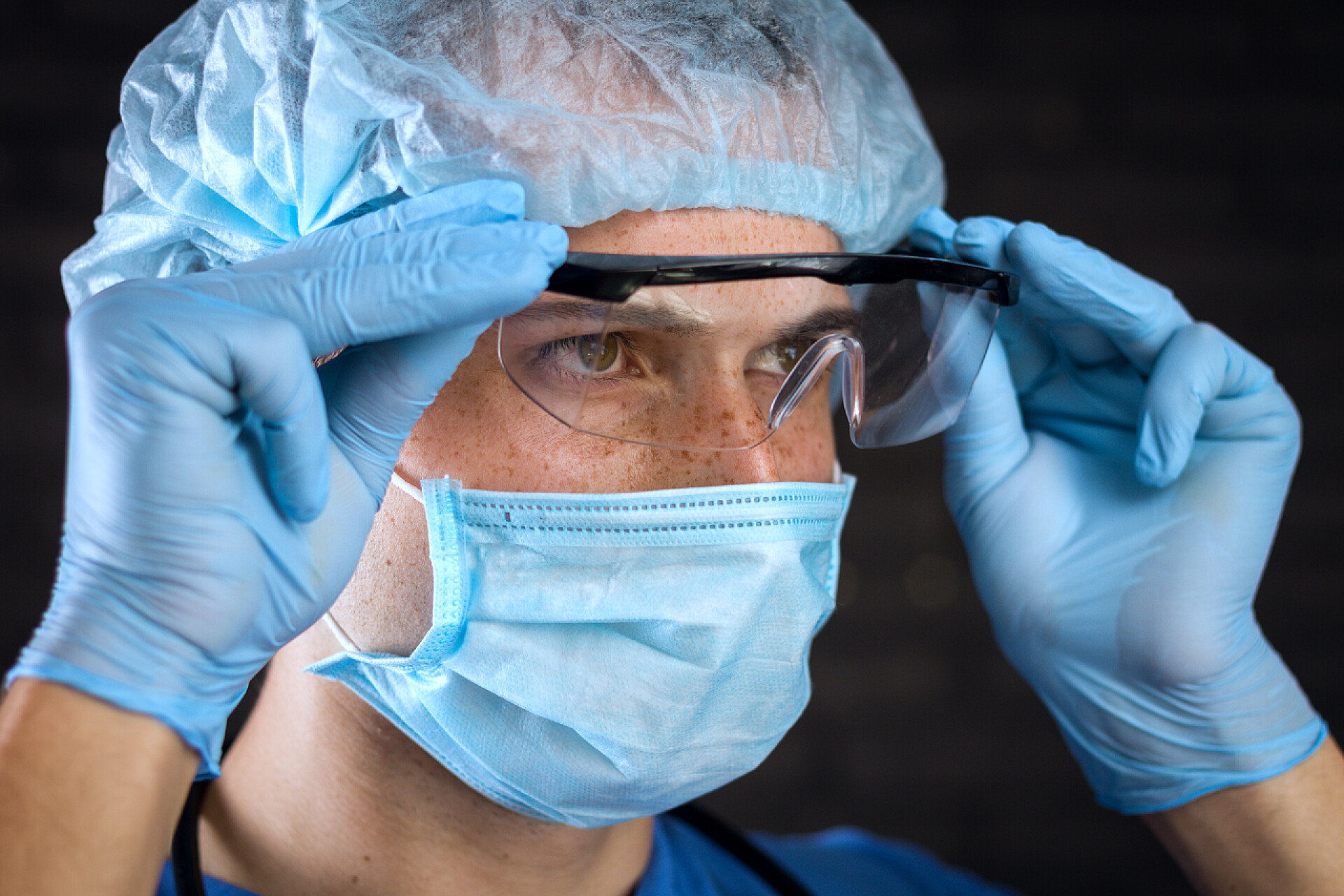 年轻医生佩戴医疗眼镜年轻医生 